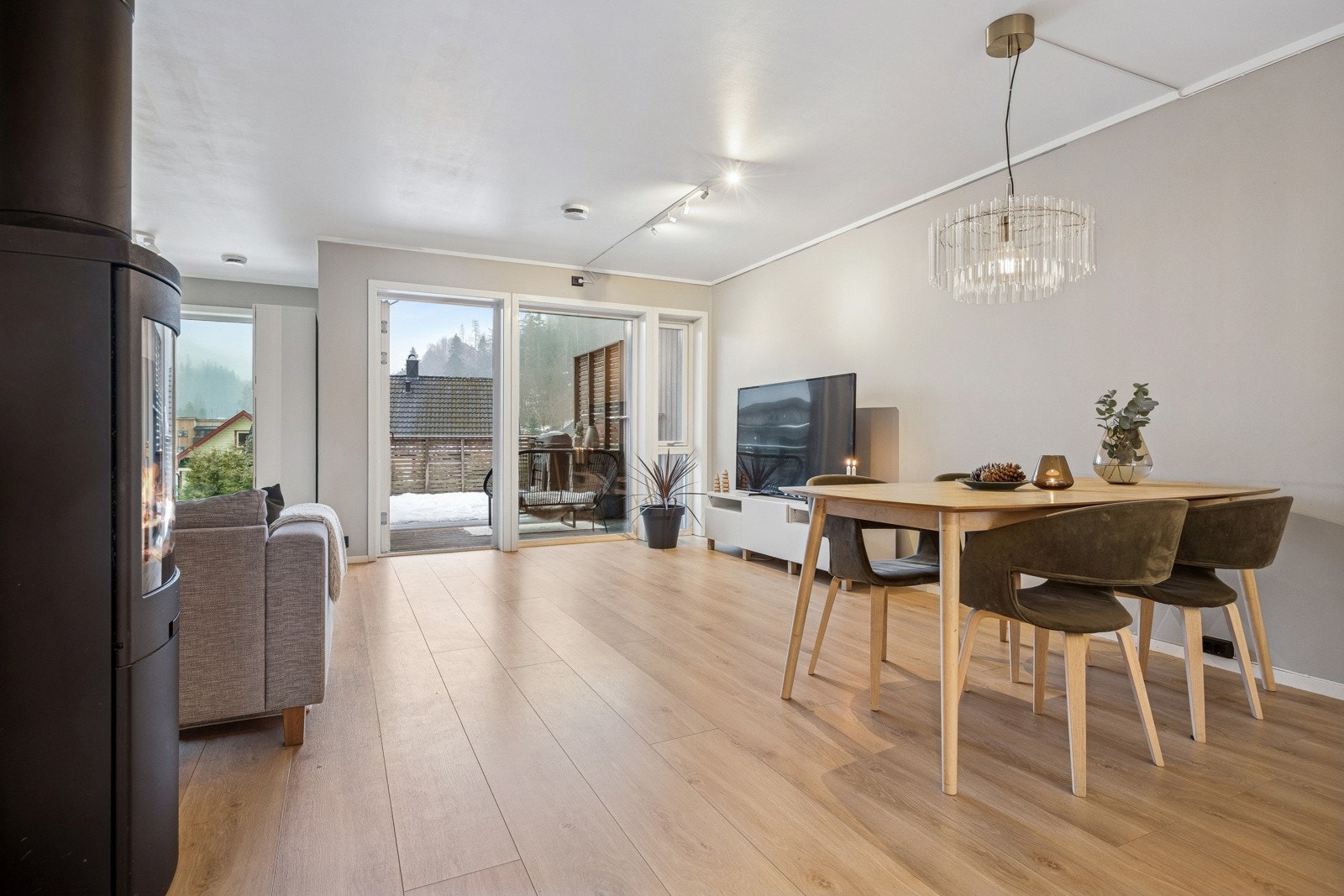 Stue med spisestue og kjøkken er av god størrelse og måler hele 43,5 kvm. Galleribilde