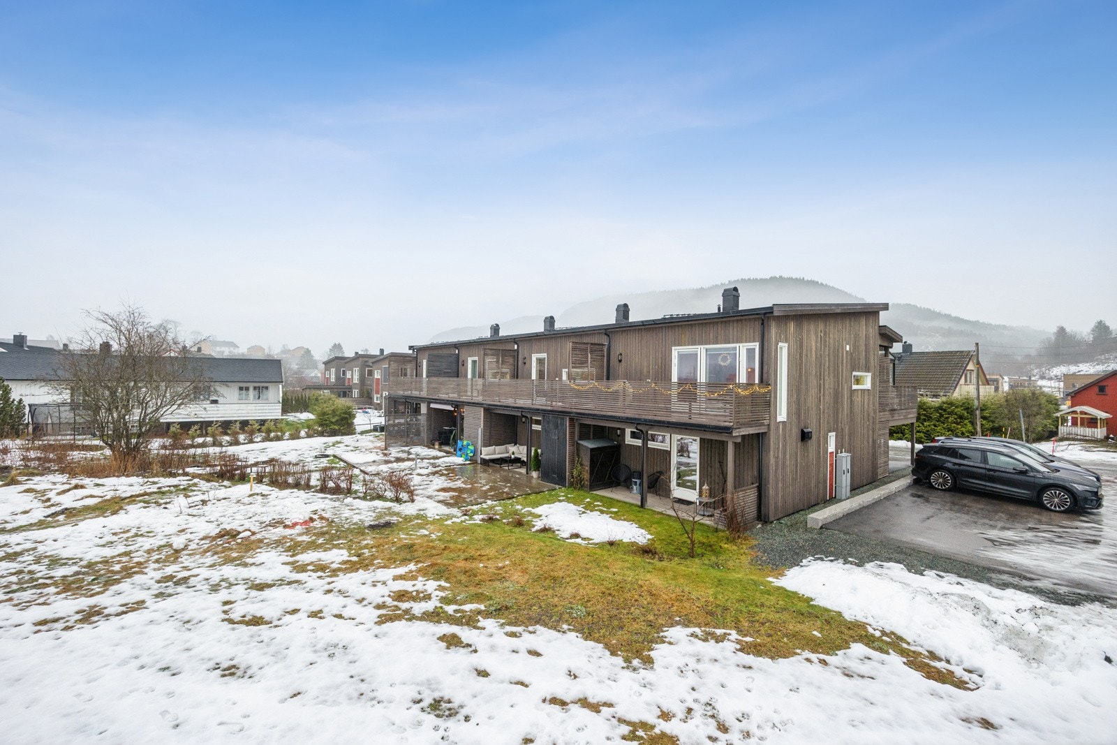 "...Det som traff oss først, var beliggenheten. Det å ha barnehage, skole og gode kollektivmuligheter rett i nærheten gjorde hverdagen enklere å se for seg..." Galleribilde