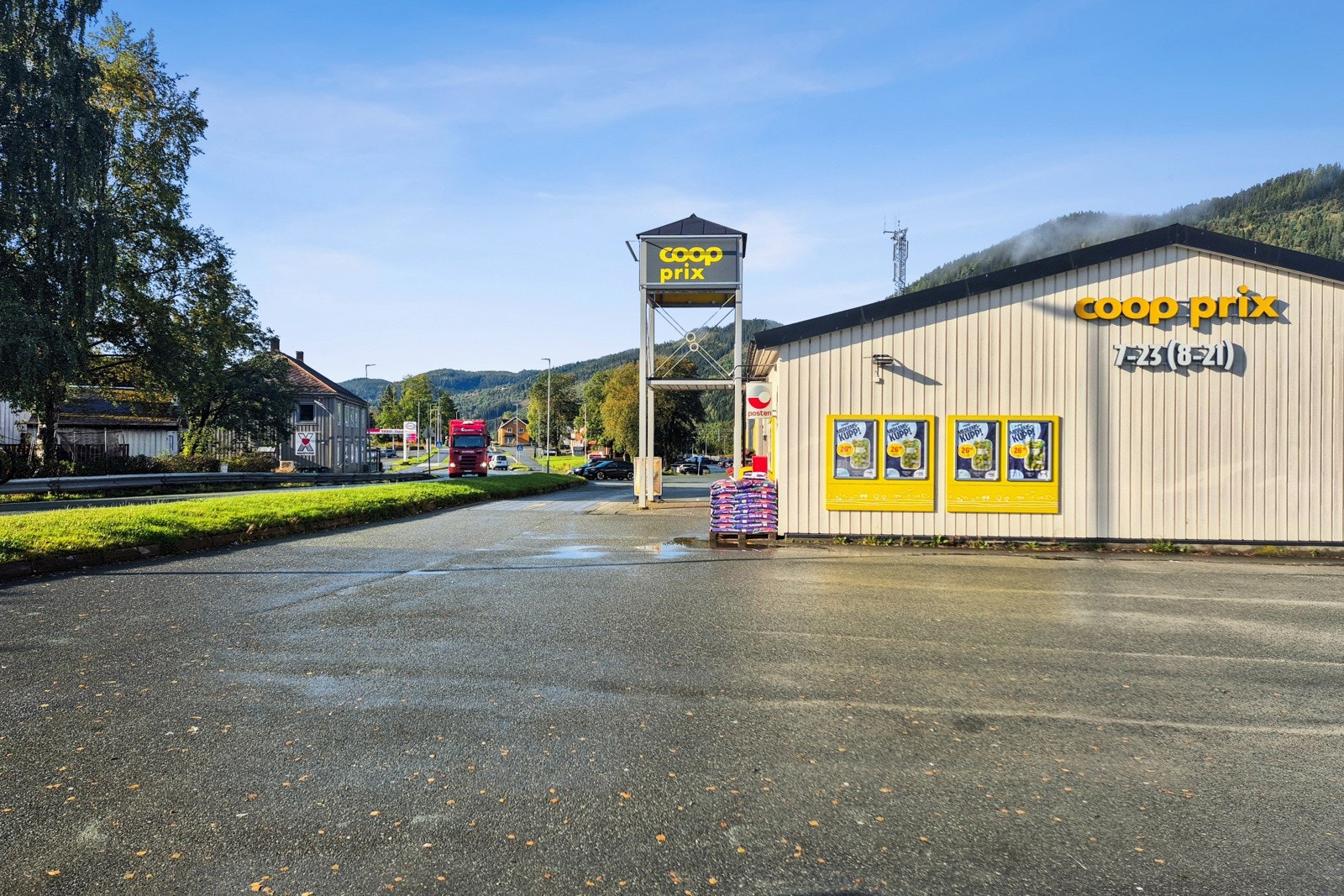 Fra boligen er det korte avstander til flere dagligdagse fasiliteter som blant annet nærbutikken Coop Prix Lundamo ca. 900 m unna boligen. Galleribilde