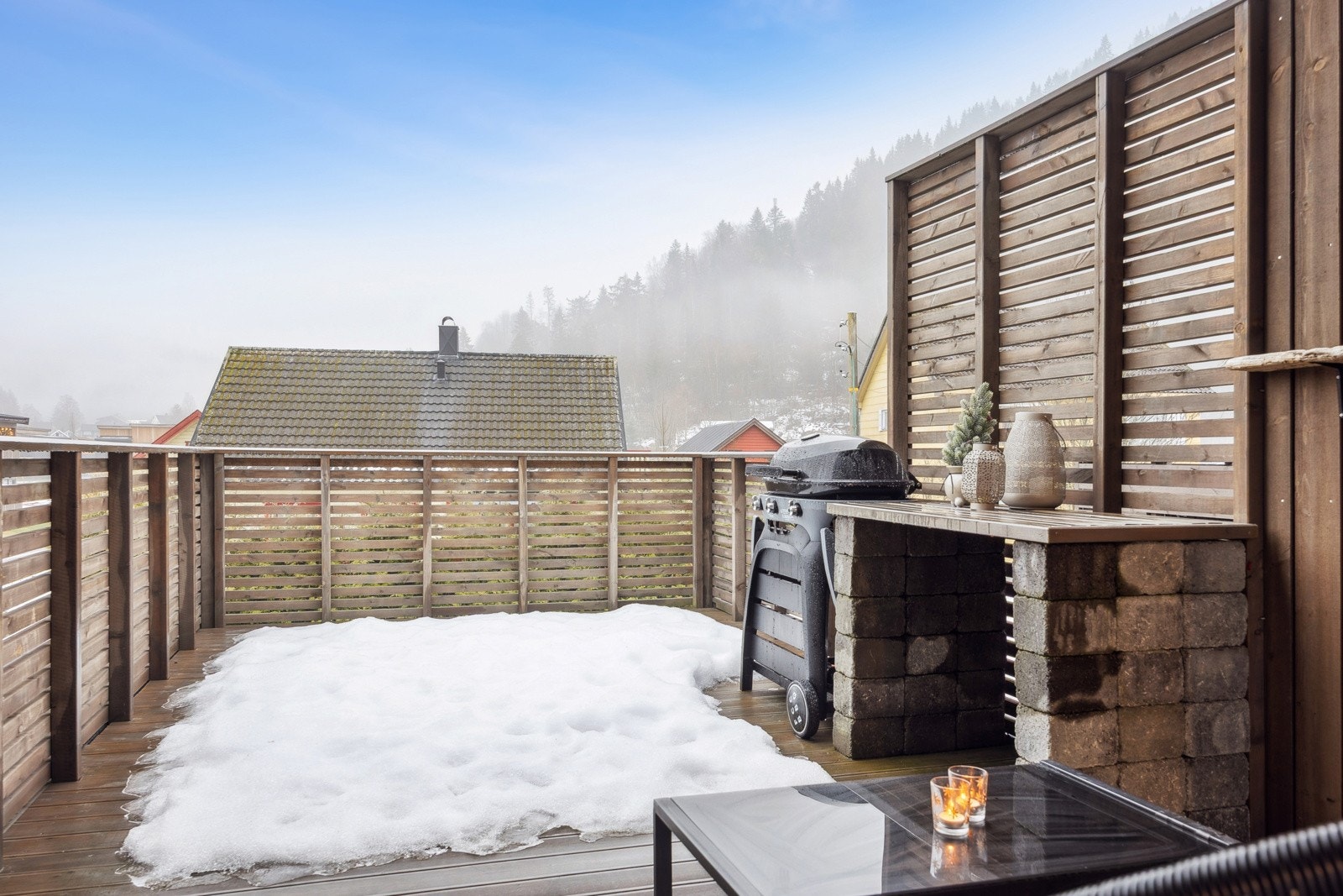 Verandaen måler drøyt 17 kvm og vender mot sørøst. Galleribilde