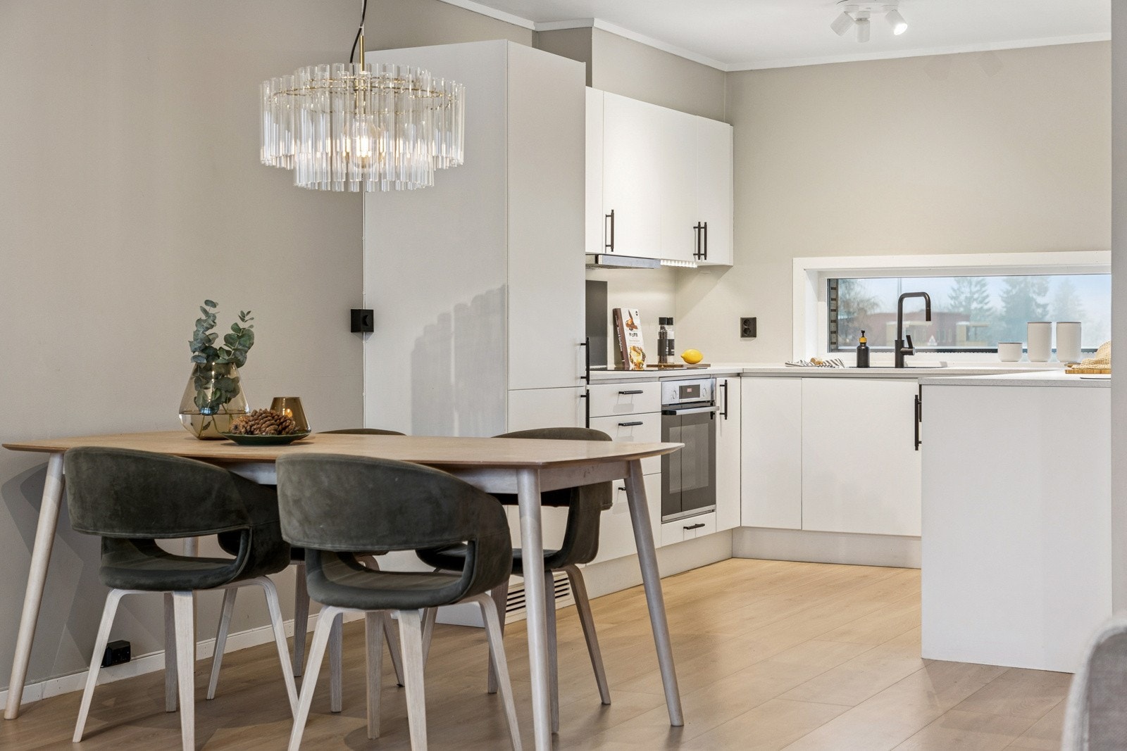 Her kan man flytte rett inn og nyte godt av høy bokomfort - boligen er av takstmann vurdert til TG1 på samtlige punkter. Velkommen til Mosløkkja 6! Galleribilde