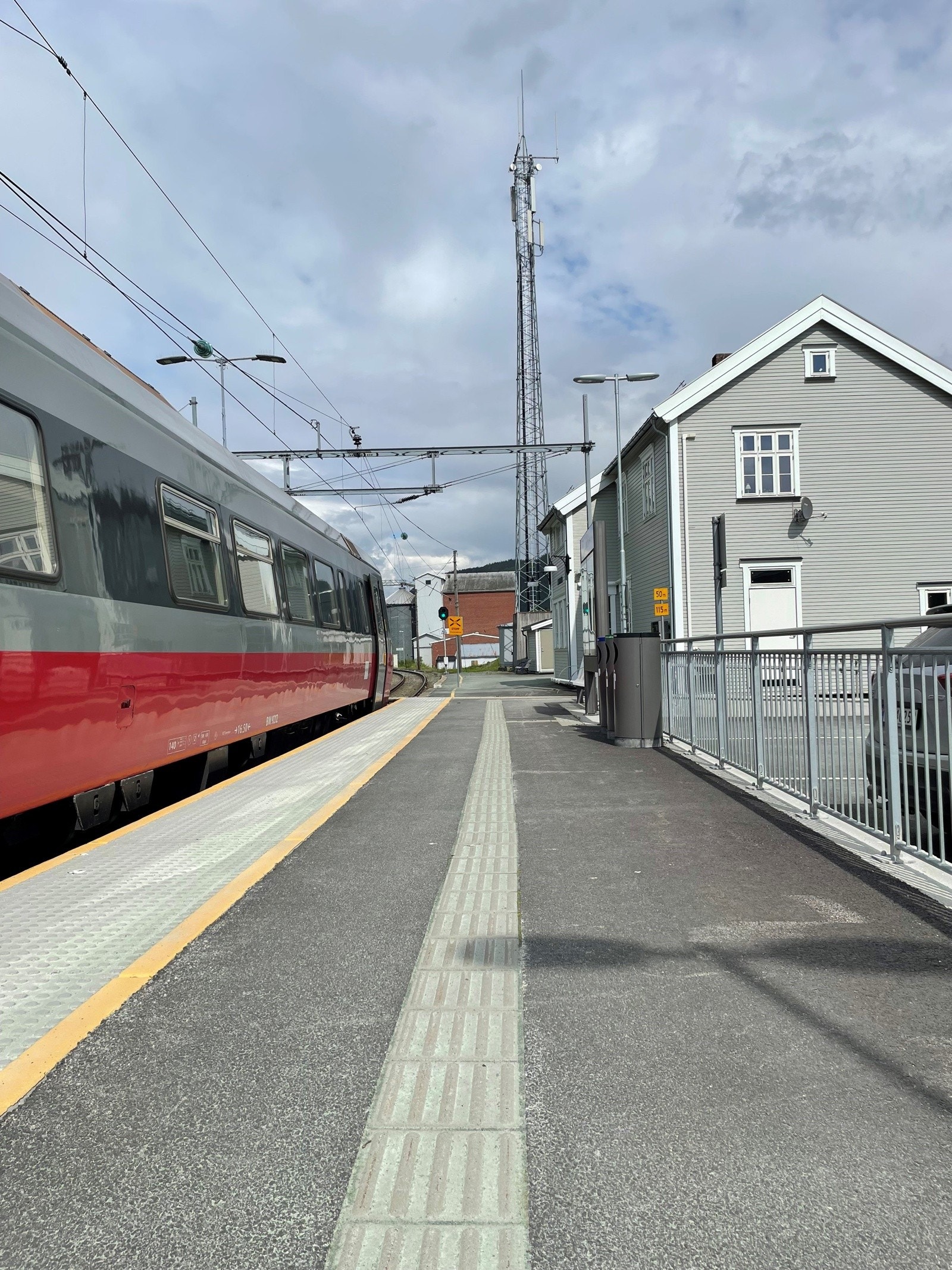 Det er gode buss- og togforbindelser fra Lundamo, se atb.no Galleribilde