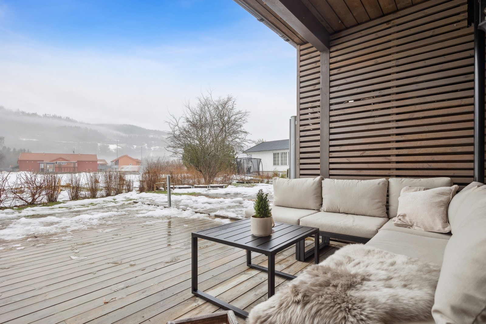 Terrassen måler hele 35 kvm og byr på rikelig med sol på sommerstid. Galleribilde