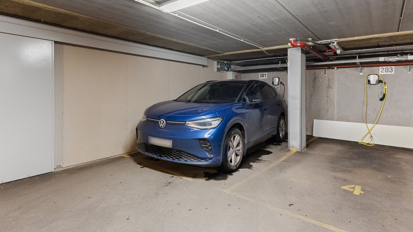 Det medfølger 2 p-plasser. Den ene har lader. Den andre er delvis bygget om til bod Galleribilde