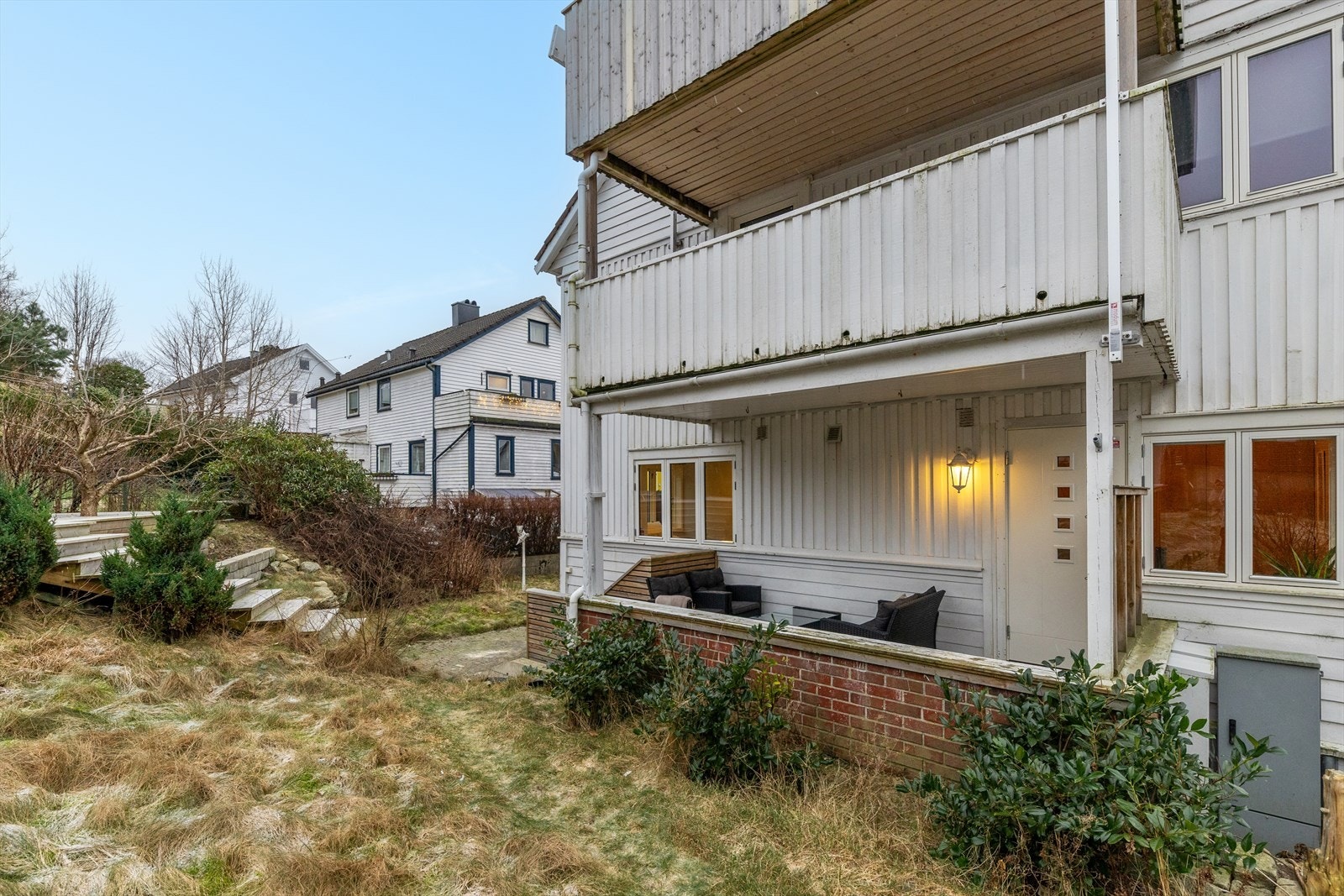 Utvendig disponerer leiligheten en egen terrasseplatting. Galleribilde