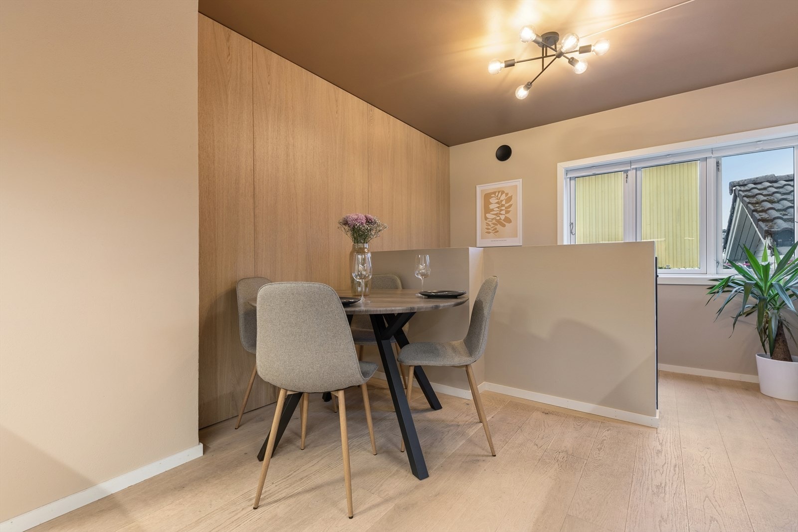 Leiligheten strekker seg over 2 plan, og hovedetasjen byr på soverom, bad, kjøkken/liten stue med plass til sittegruppe. Galleribilde