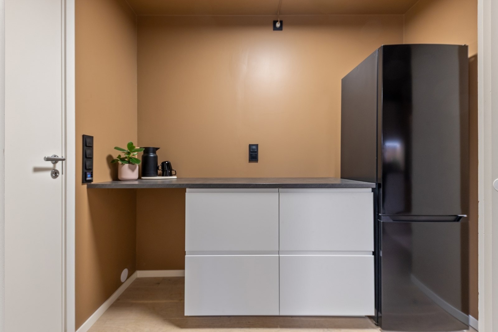 Kjøkkenet har innredning med glatte fronter og benkeplate av laminat. Galleribilde