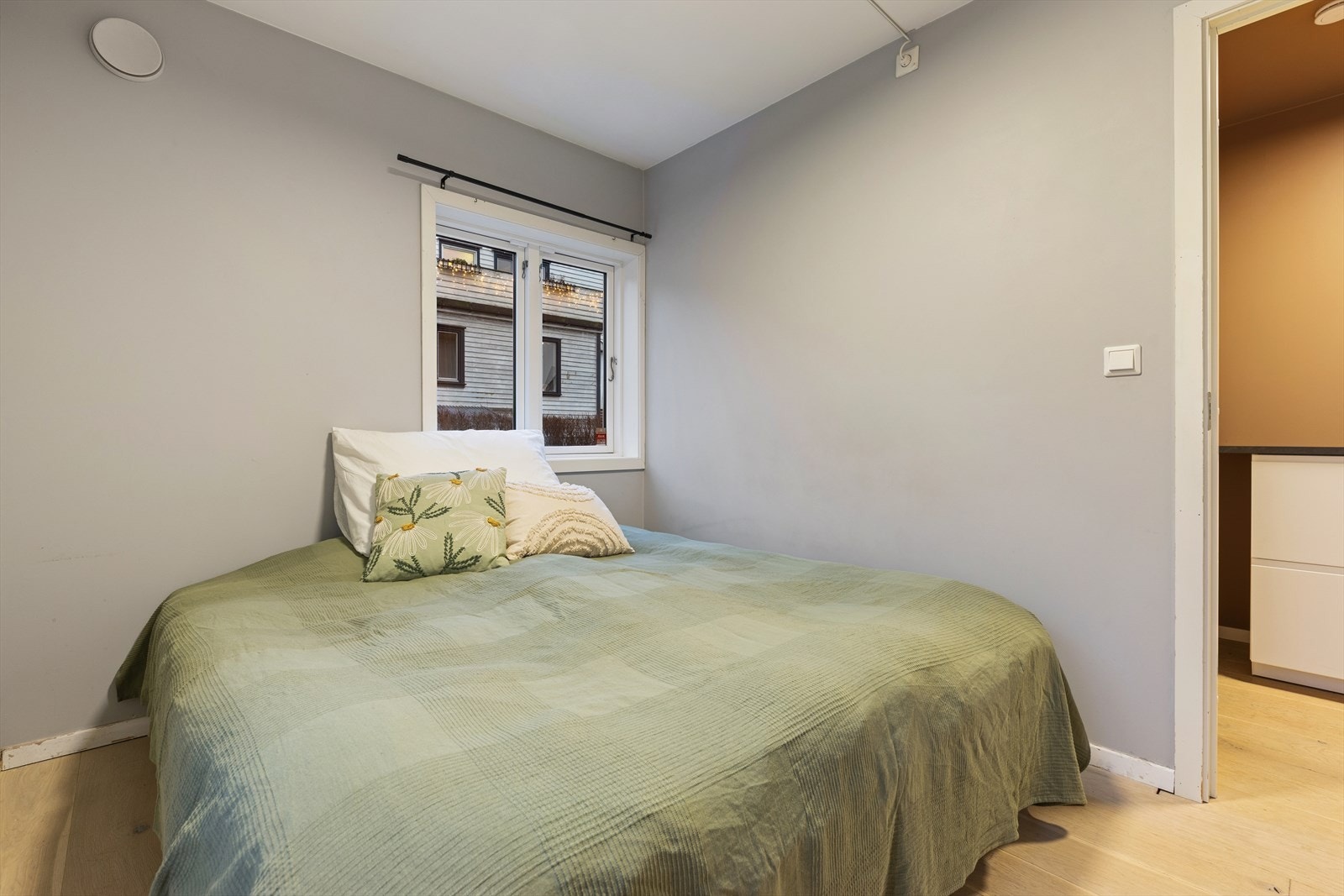 Her har du god plass til dobbeltseng og garderobeskap. Galleribilde