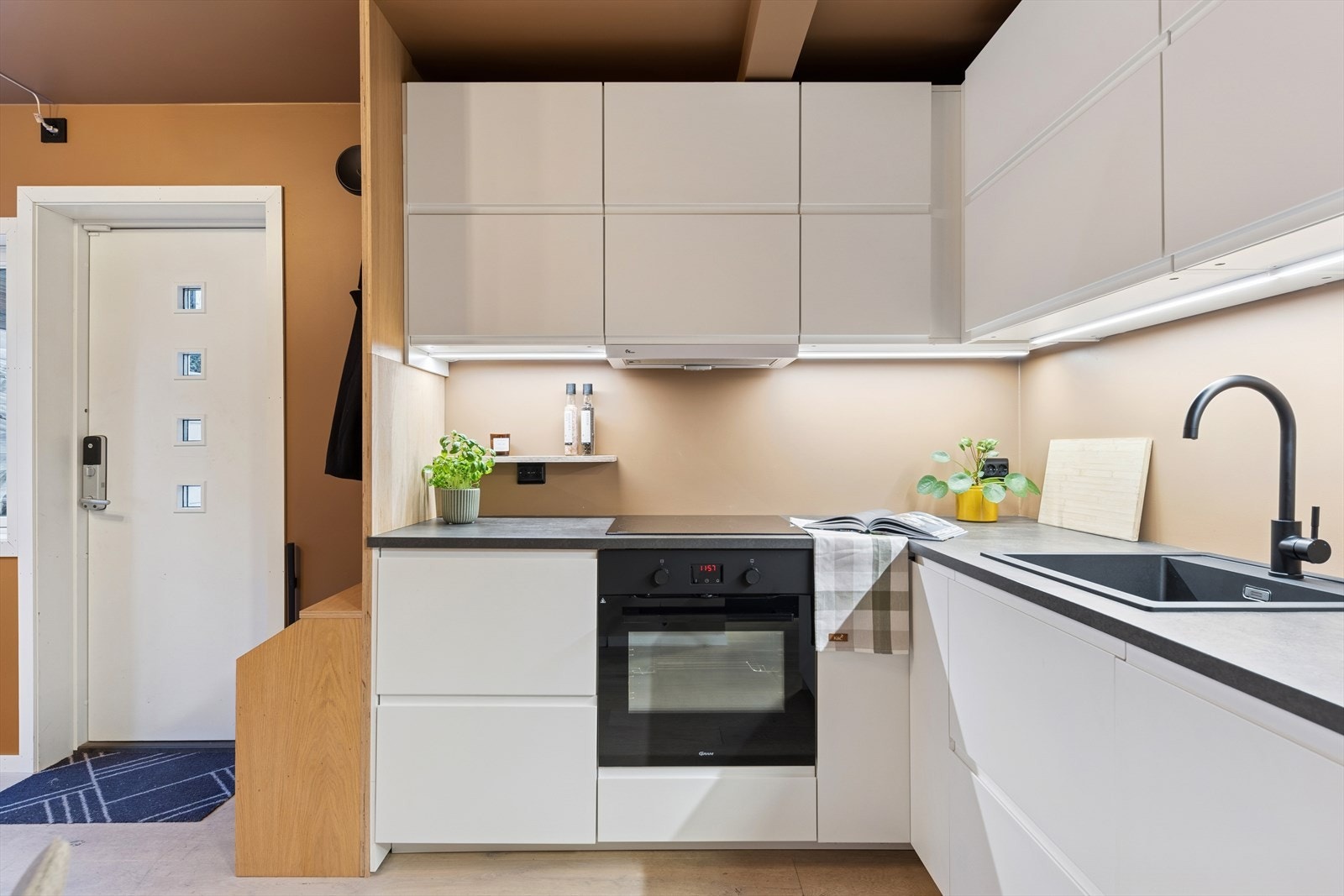 Kjøkkenet er i en lekker lys utførelse og er i åpen løsning i hovedetasjen. Galleribilde