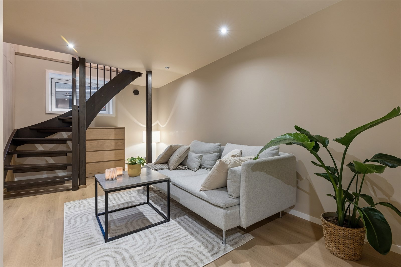 Trer man ned i underetasjen kommer man først inn til et rom i dag innredet som kjellerstue. Galleribilde