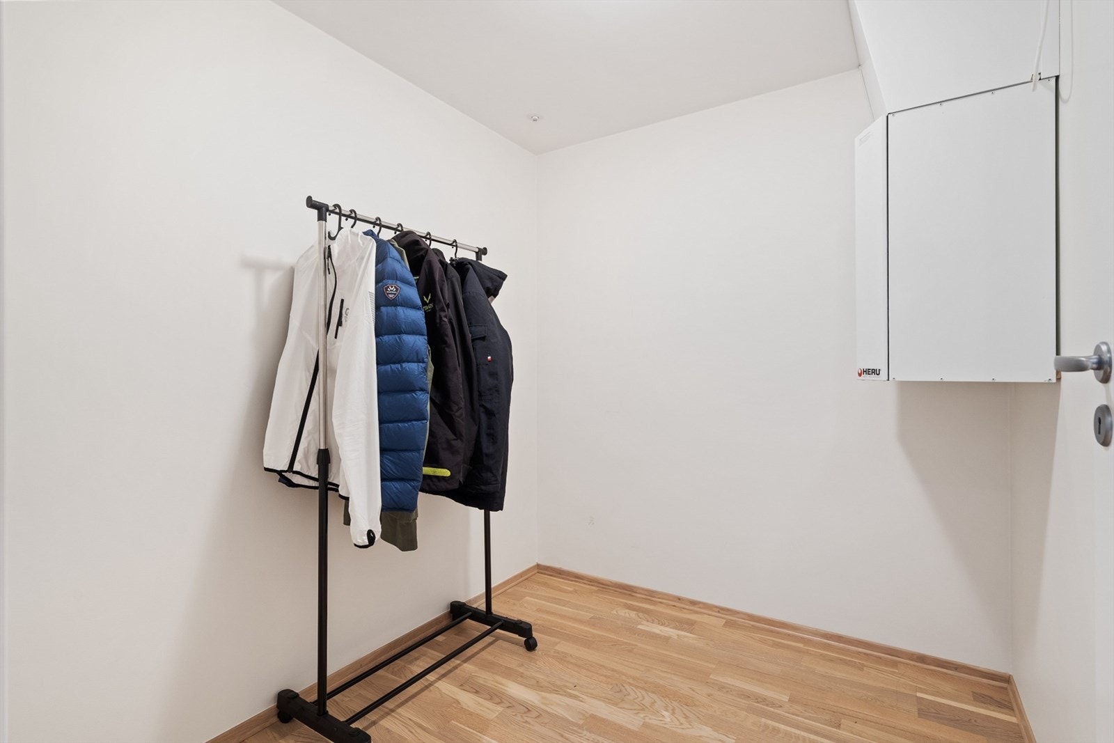 Praktisk innvendig bod på 4,5m² med gode oppbevaringsmuligheter. Galleribilde