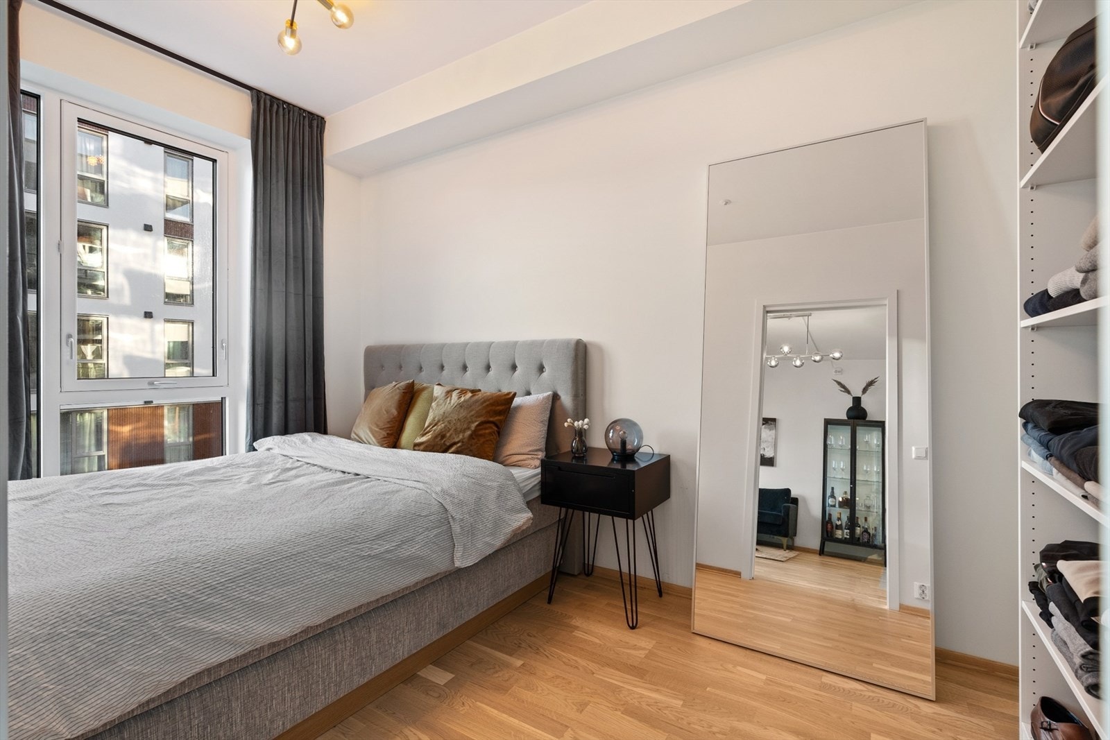 Soverommet er måt til 8,5m². Her er det god plass til både dobbeltseng og garderobeløsning. Galleribilde