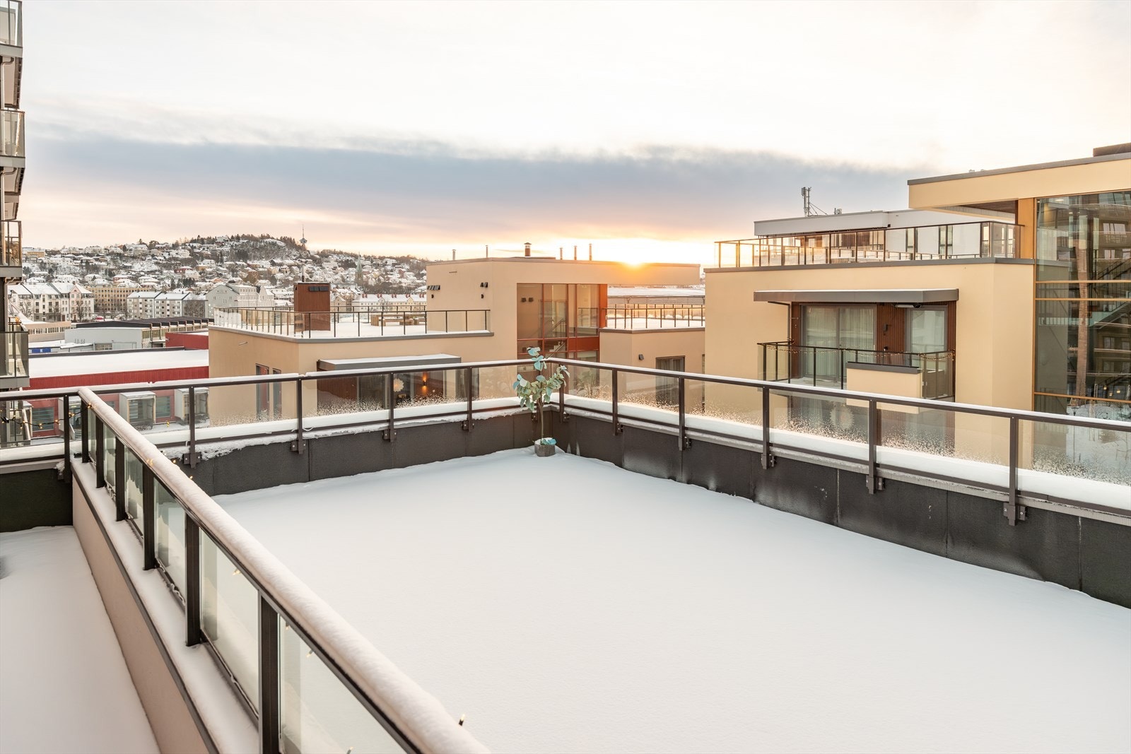 I sommersesongen settes det ut benker på terrassen til felles bruk. Galleribilde