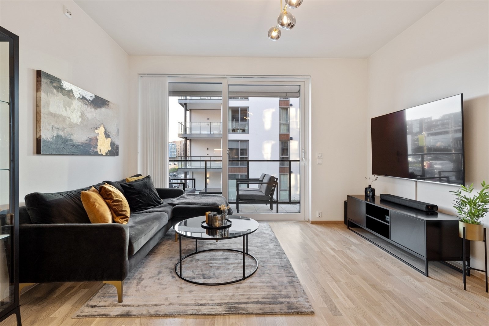 Den åpne stue- og kjøkkenløsningen er målt til 18m² og byr på godt med lysinnslipp fra de rause vindusflatene. Galleribilde