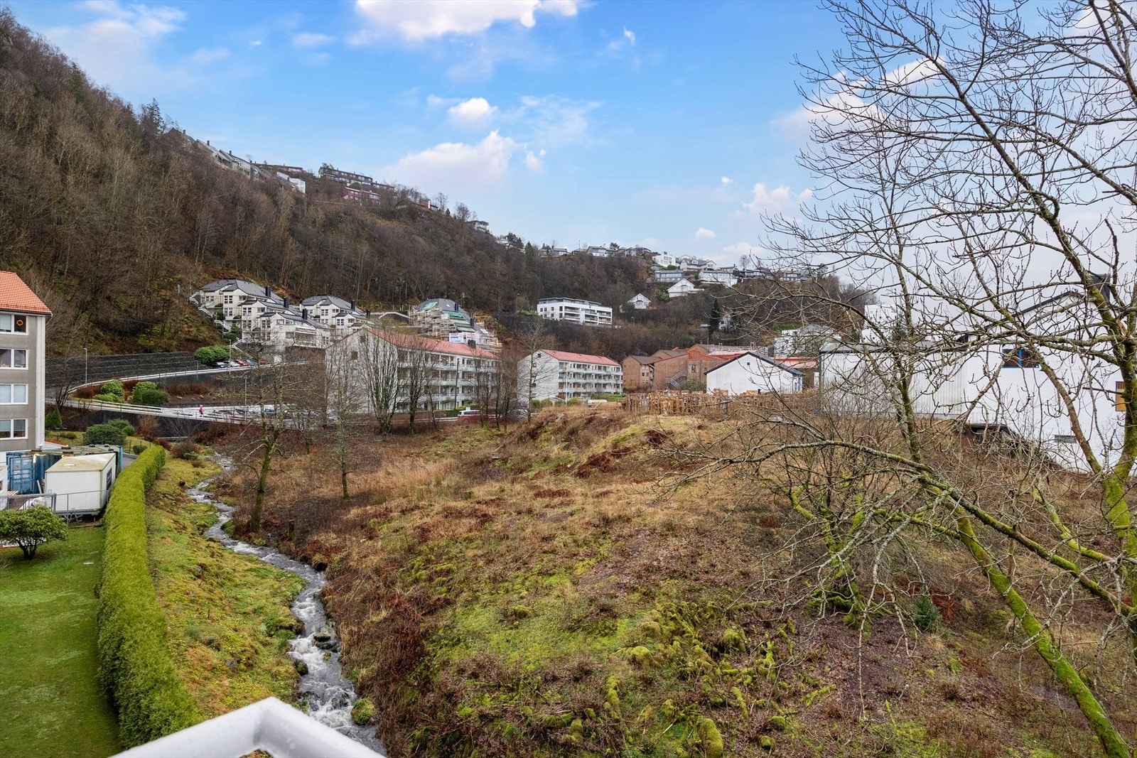 For den tur- og friluftsinteresserte er området et eldorado. I umiddelbar nærhet ligger Tveitevannet, Nattlandsfjellet og Ulriken, Bergens høyeste fjell. Her finner man flotte tur- og løpestier Galleribilde