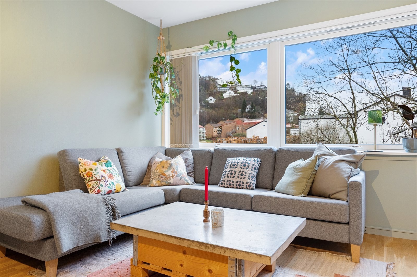 De store vindusflatene slipper inn rikelig med naturlig lys, som bidrar til en lys og luftig atmosfære i rommet. Galleribilde