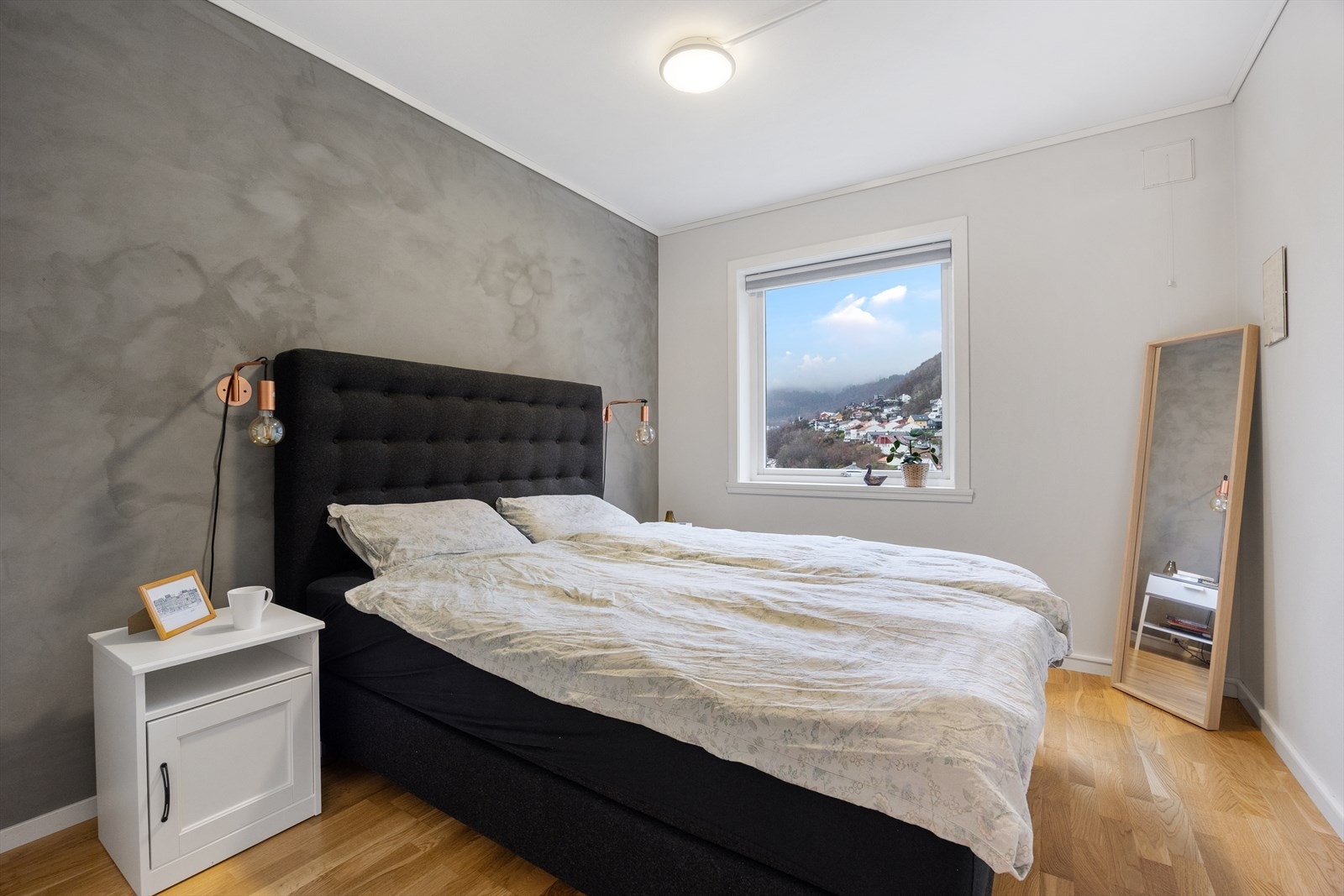 Soverommet er romslig og måler ca. 11 m², med god plass til dobbeltseng, nattbord og øvrig møblement. Galleribilde