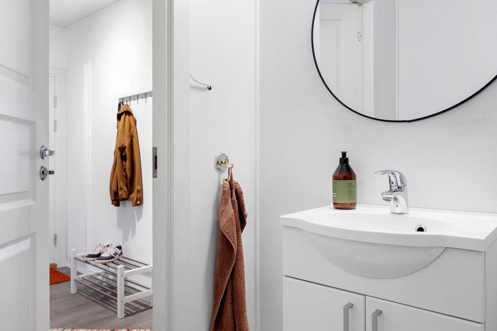 Badet er innredet med toalett, dusjkabinett, servant med møblement, speil og belysning. Galleribilde