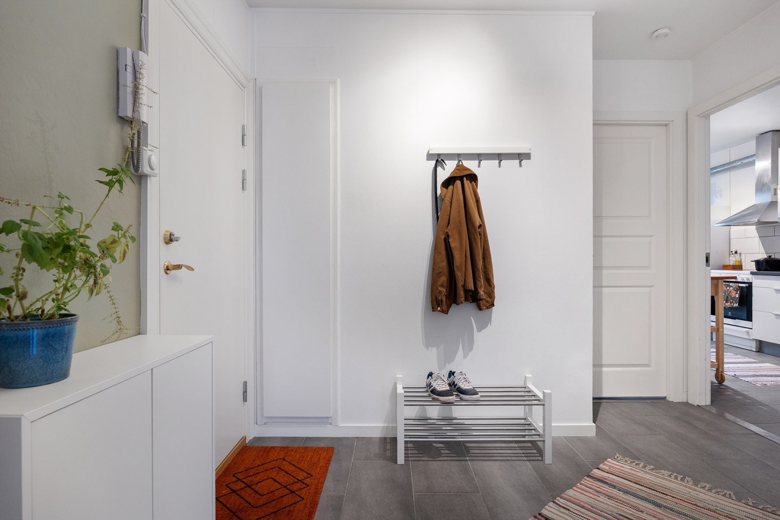 Gulvet er belagt med fliser, og veggene er malt i lyse, nøytrale fargetoner som gir et luftig og innbydende førsteinntrykk. Galleribilde