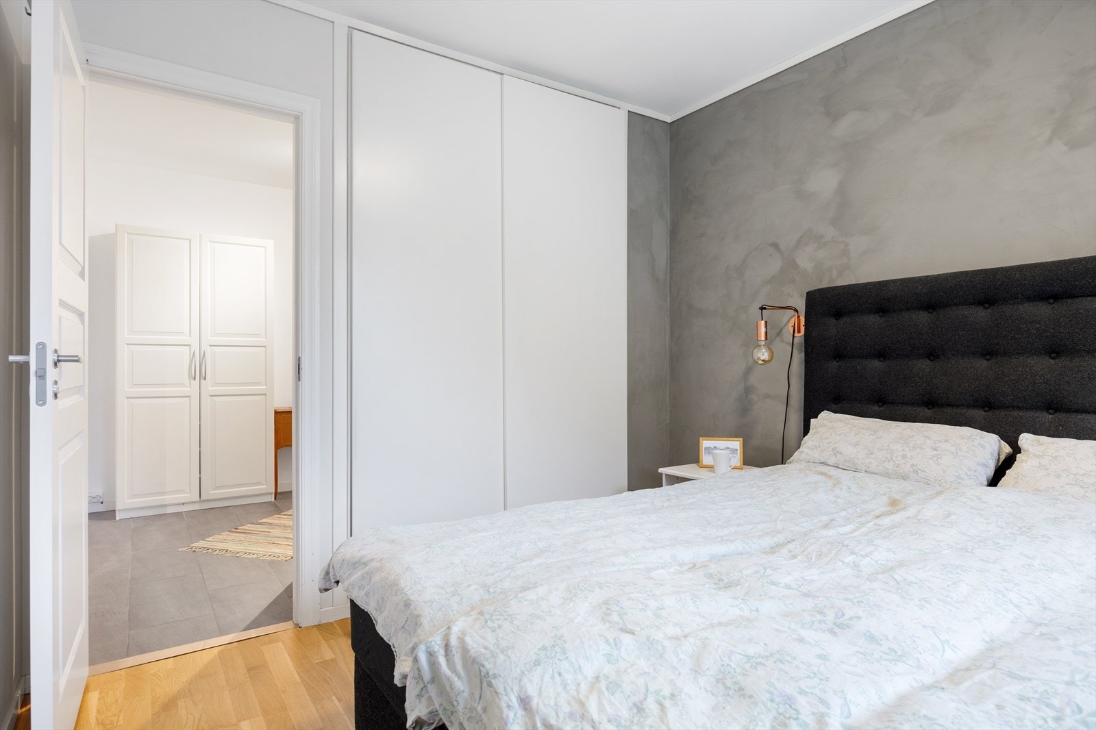 Rommet har integrert skyvedørsgarderobe som gir rikelig med oppbevaringsplass og bidrar til en ryddig romfølelse. Galleribilde