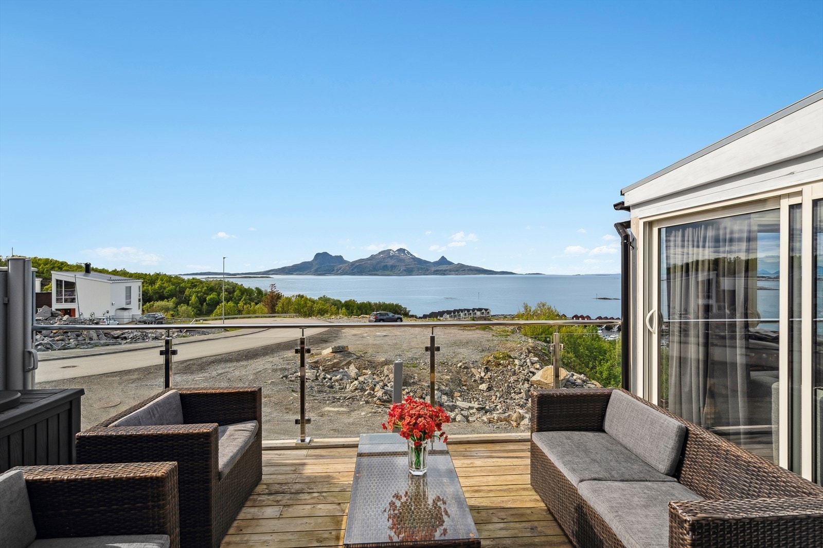 Balkongen er nordvest-vendt med fantastisk utsikt over Landegodefjorden - Det gjøres oppmerksom på at arealene foran er regulert til boligformål Galleribilde