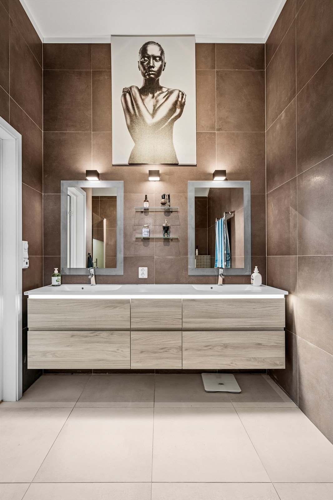 Innredningen består av dobbelservant med store skuffer under og vegghengte speil med belysning over Galleribilde