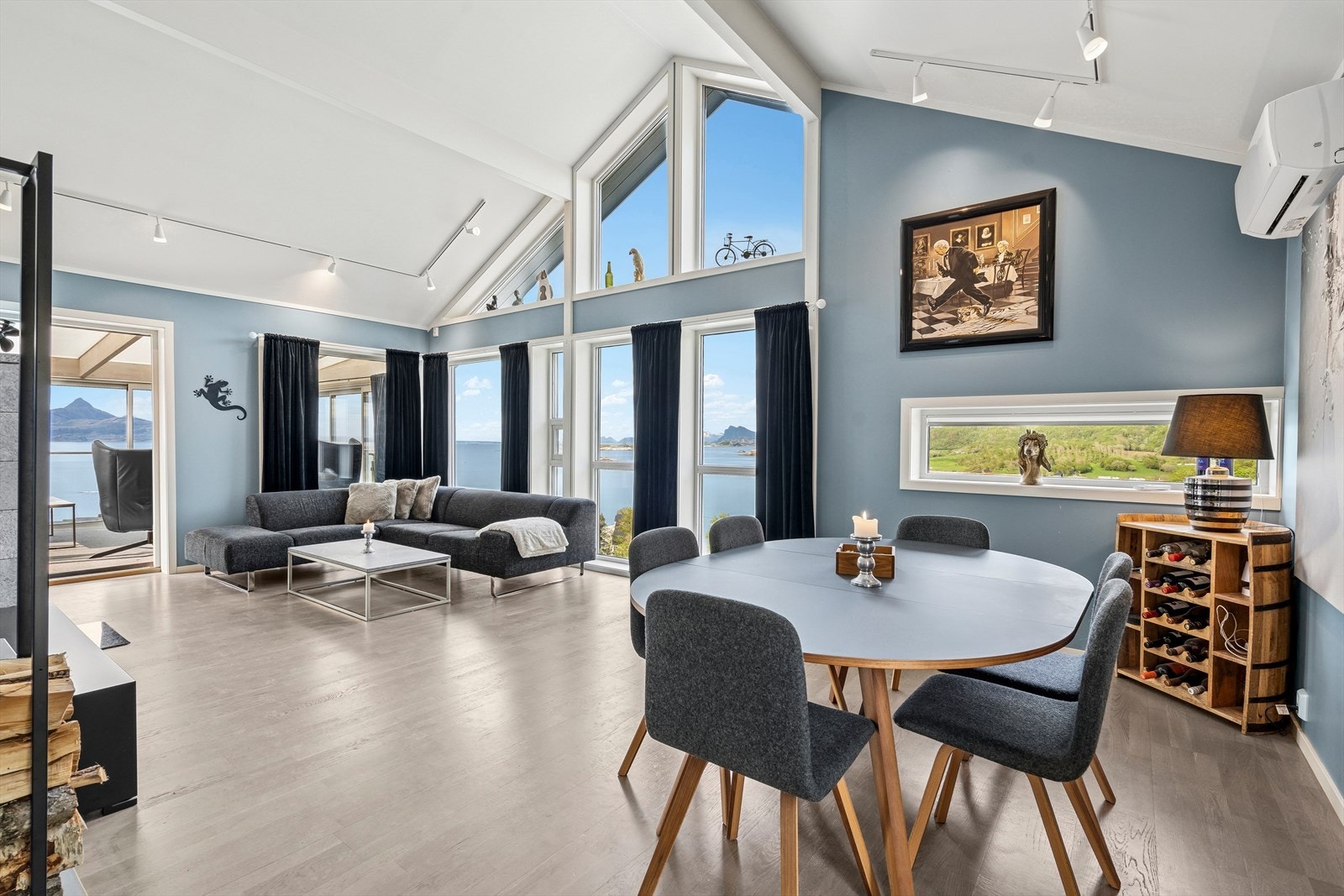 Stuen er møbleringsvennlig utformet med god plass til både sofakrok og spisegruppe Galleribilde