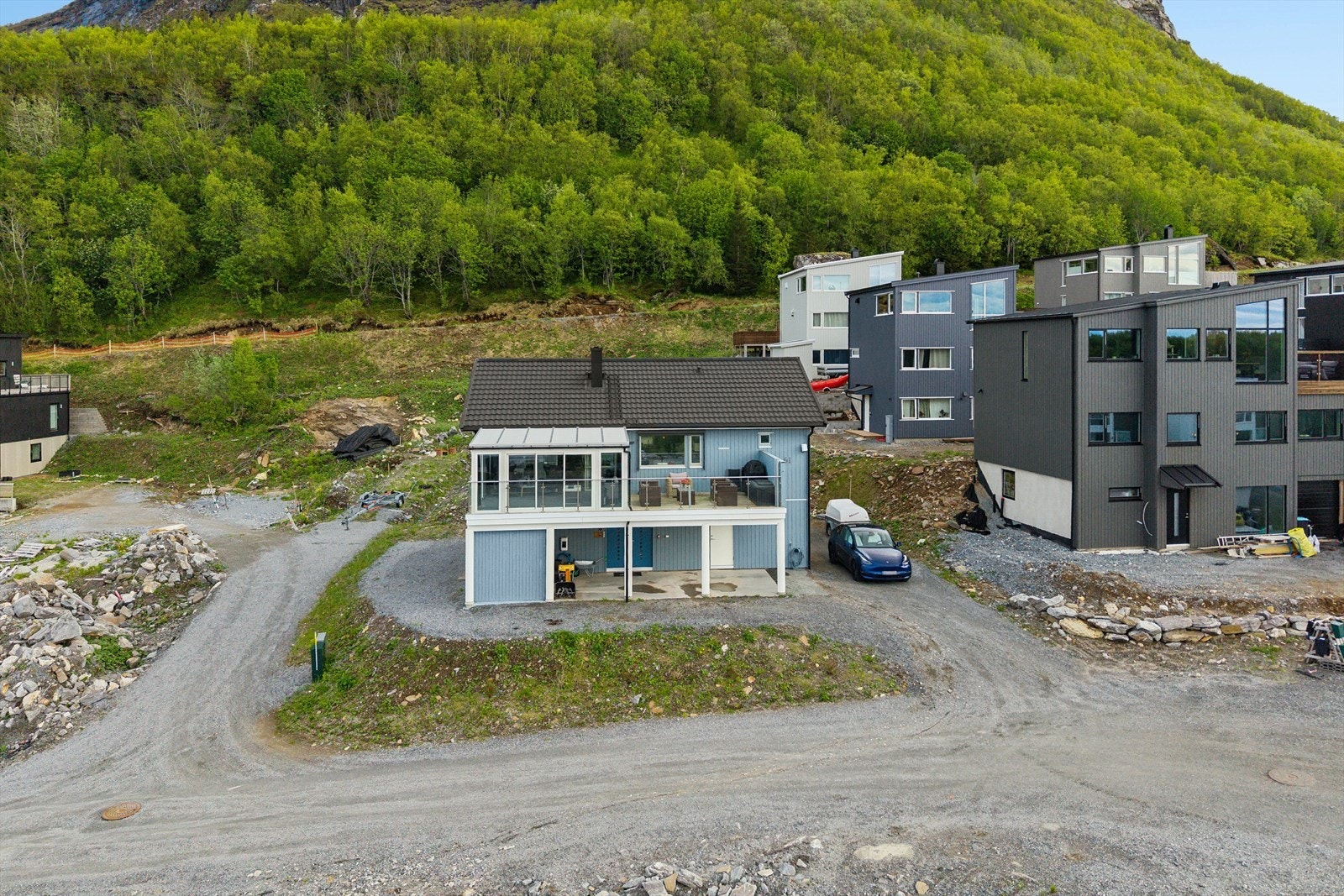 Området vil bli bebygget med boliger i øst og i bakkant av beskrevne bolig. Galleribilde