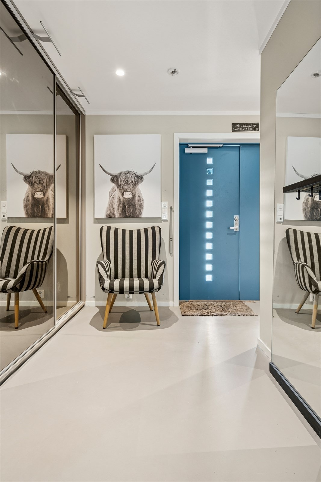 Du ønskes velkommen inn en lys og innbydende entrè utstyrt med en romslig speilgarderobe Galleribilde