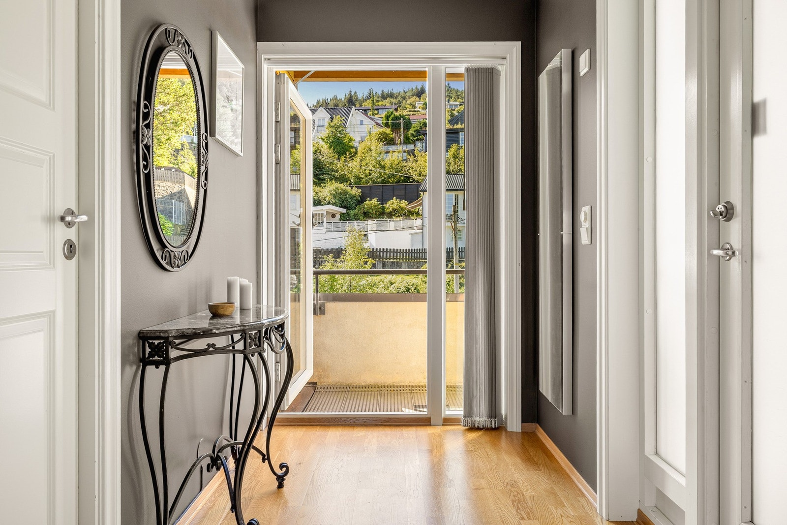 Gjennom gangen finner du leilighetens tredje balkong. Galleribilde