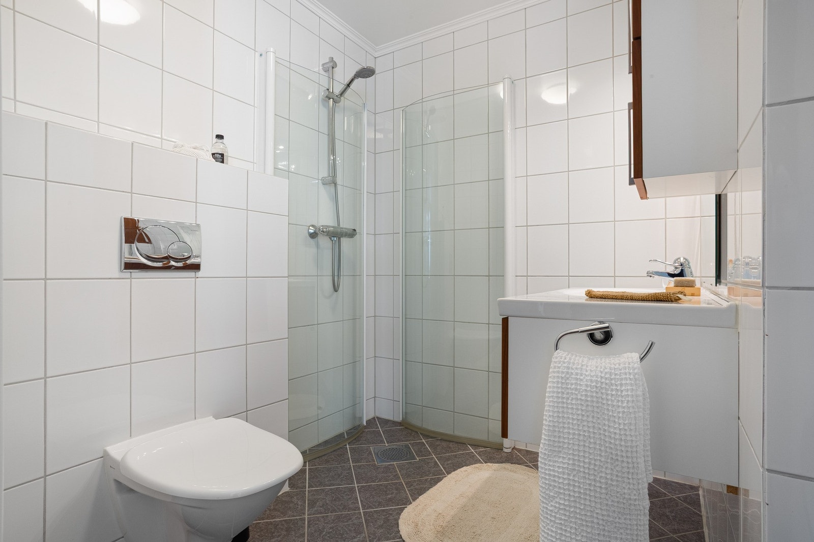 Innredningen består av toalett, dusj m/glassvegger, og baderomsinnredning. Det er også opplegg for vaskemaskin. Galleribilde