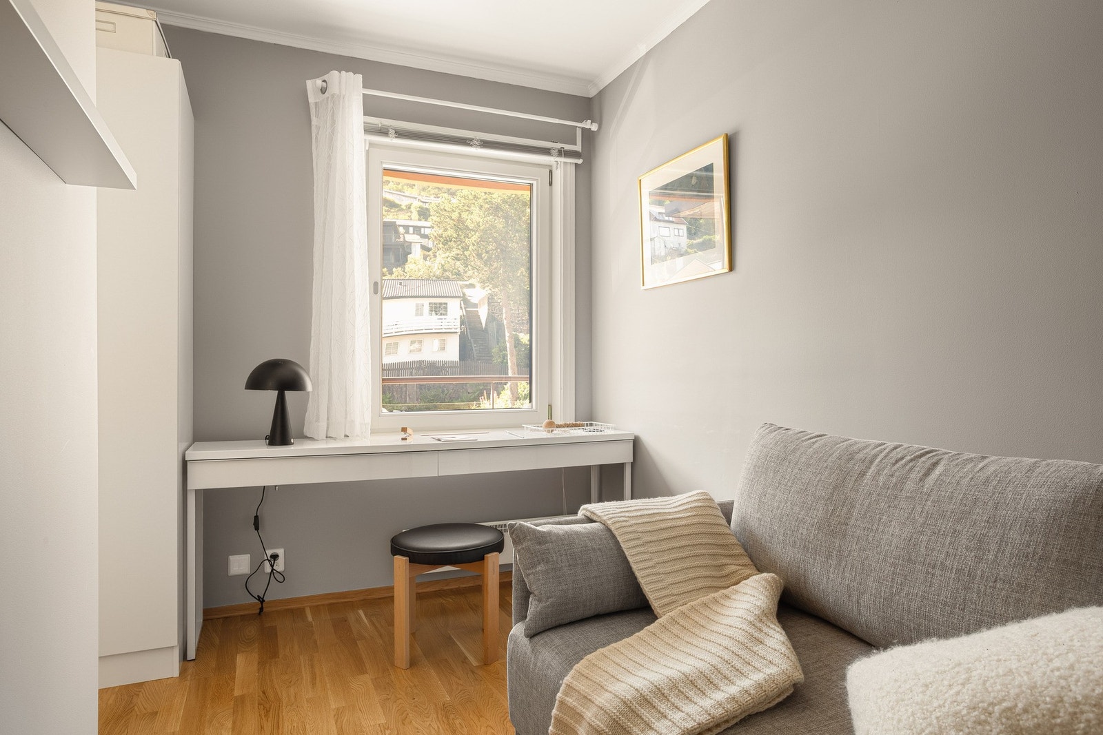 Leilighetens andre soverom kan innredes med dobbeltseng, skrivebord og ellers ønsket møblement. Galleribilde