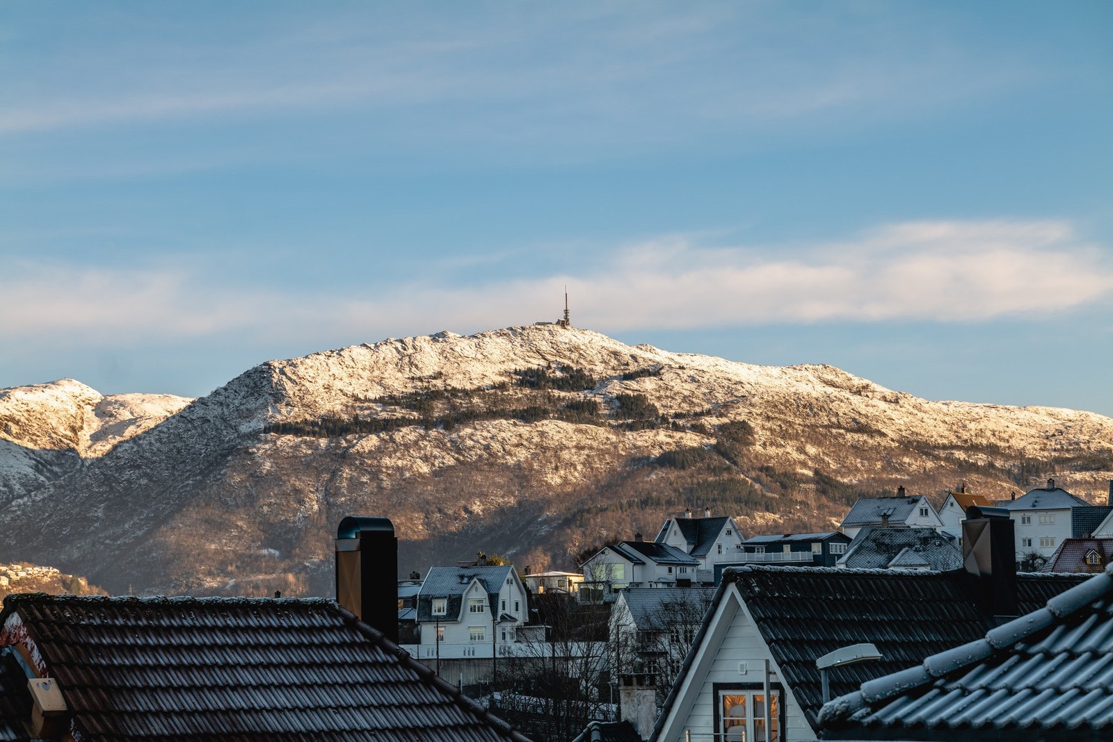 Selger opplyser om nydelig utsikt ved solnedgang Galleribilde
