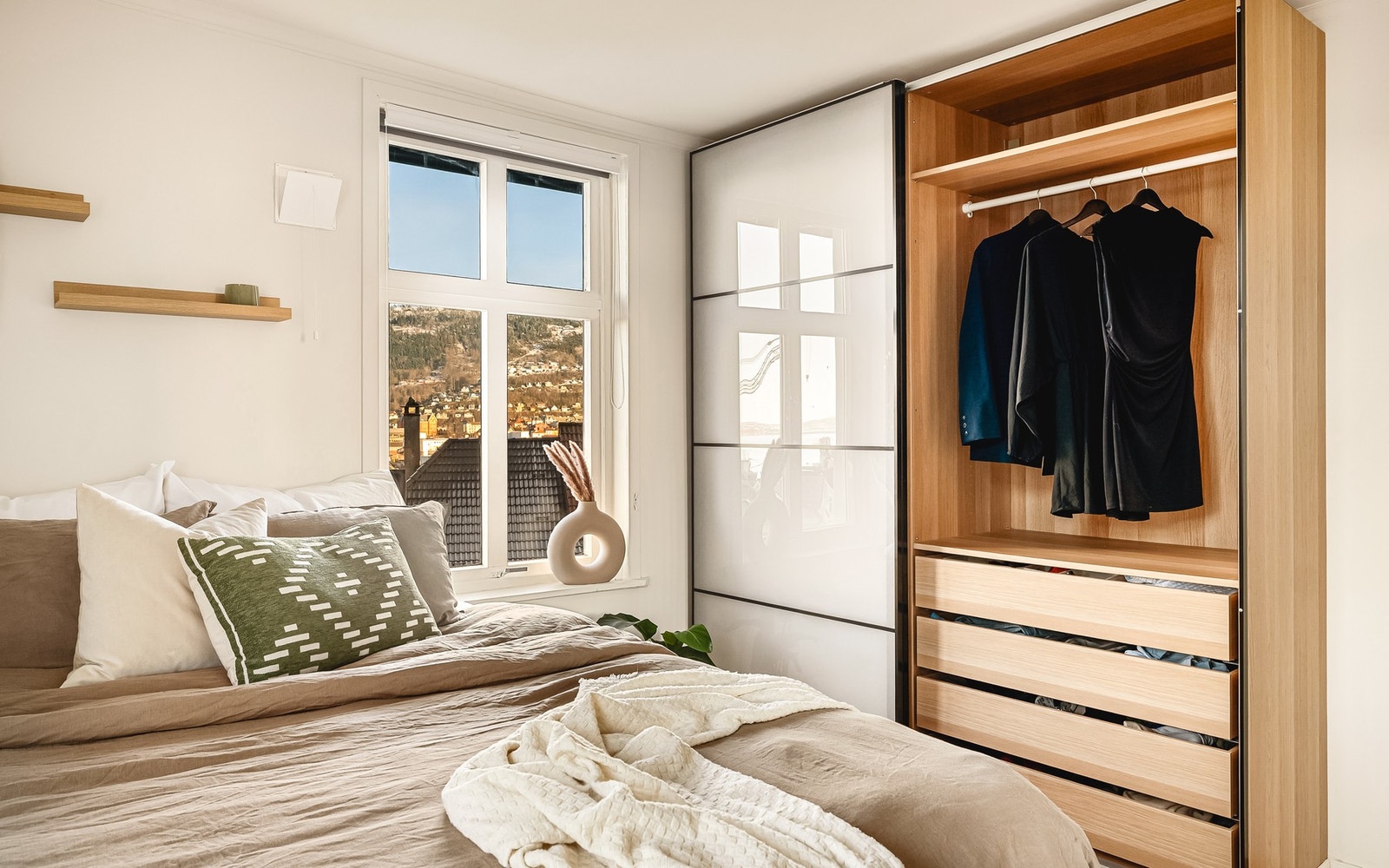 Garderobeskap medfølger handelen Galleribilde