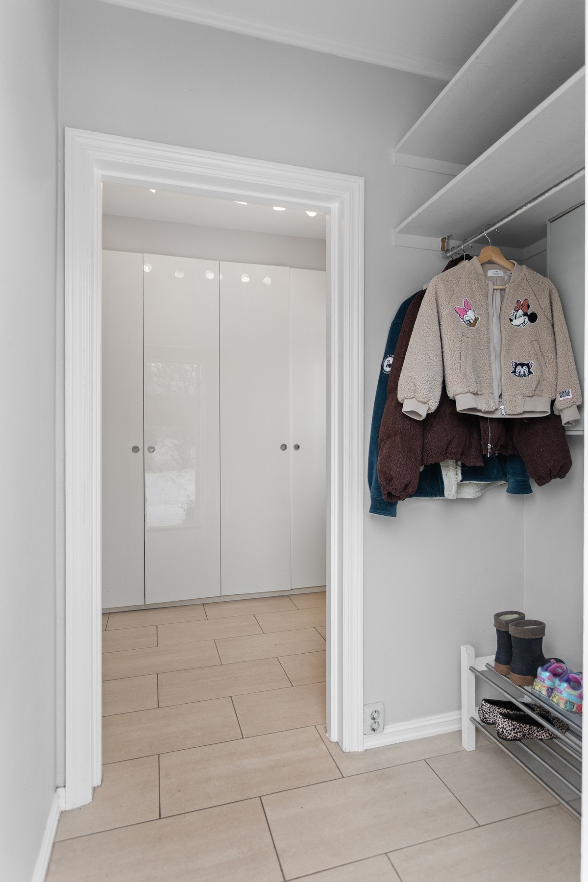 Entréen/gangen har godt med skap og plass til yttertøy. Galleribilde