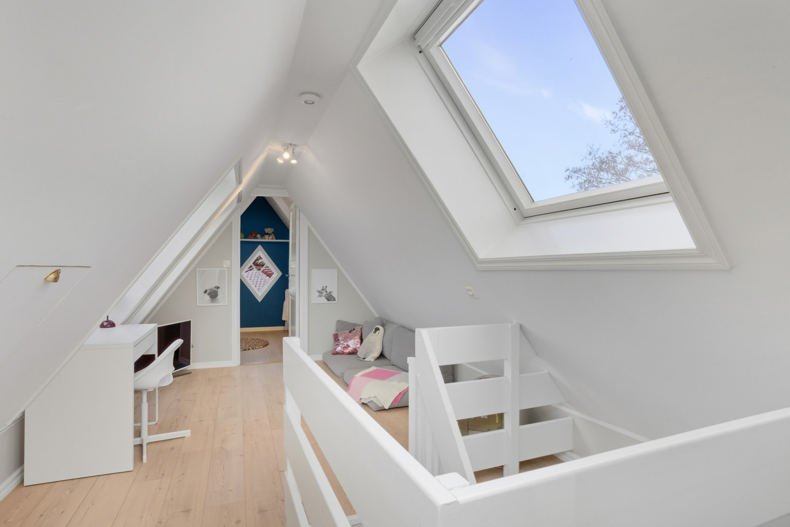 Loftstue. Galleribilde