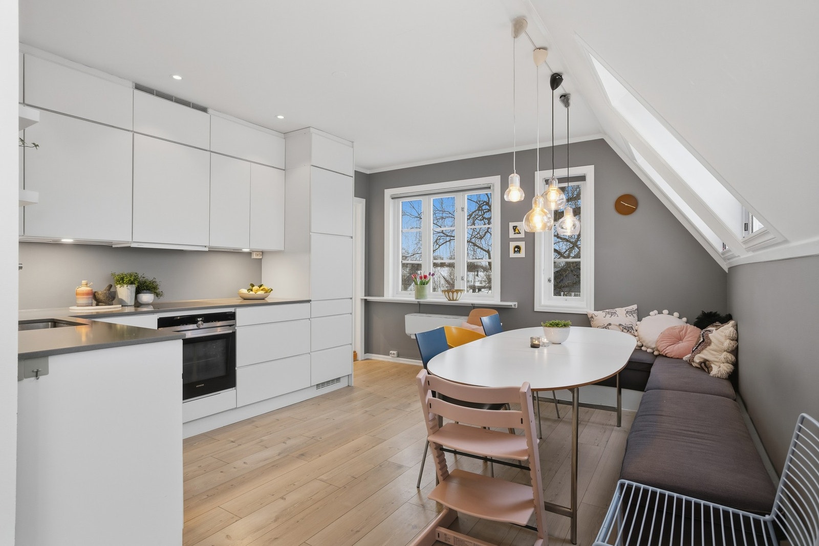 Pent og romslig kjøkken med spiseplass for familie og venner. Galleribilde