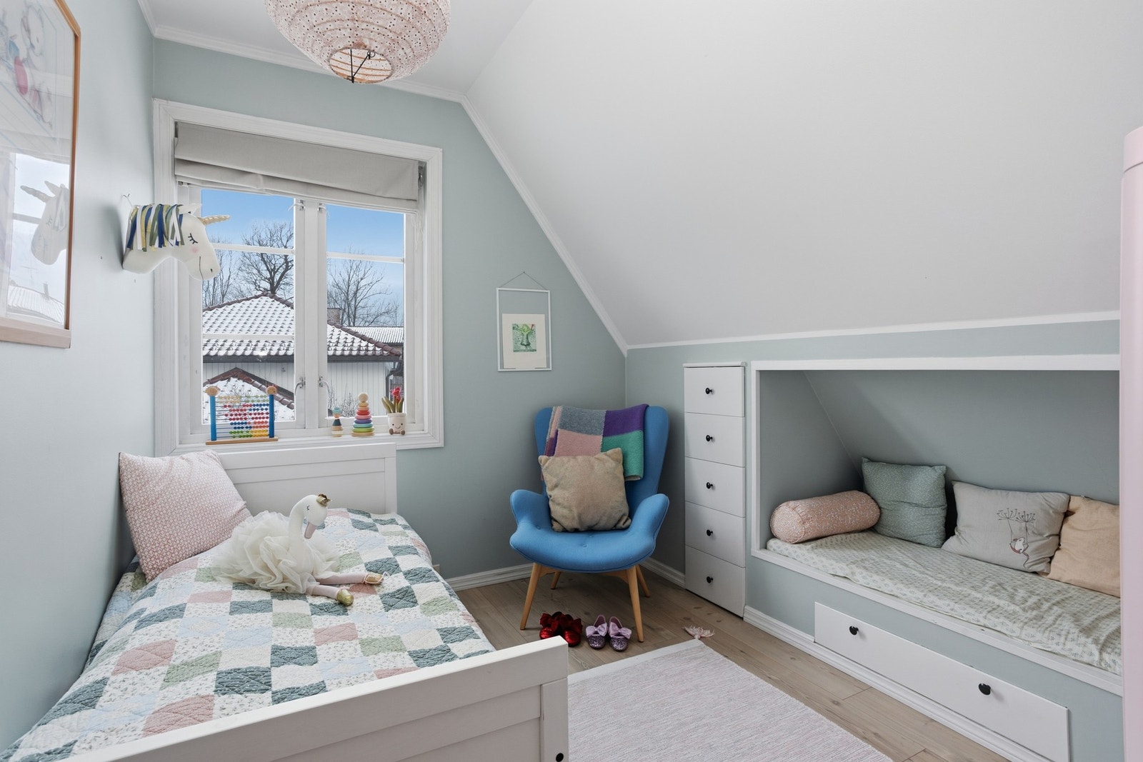 Soverom 2 i 2. etasje benyttes i dag som barnerom. Galleribilde