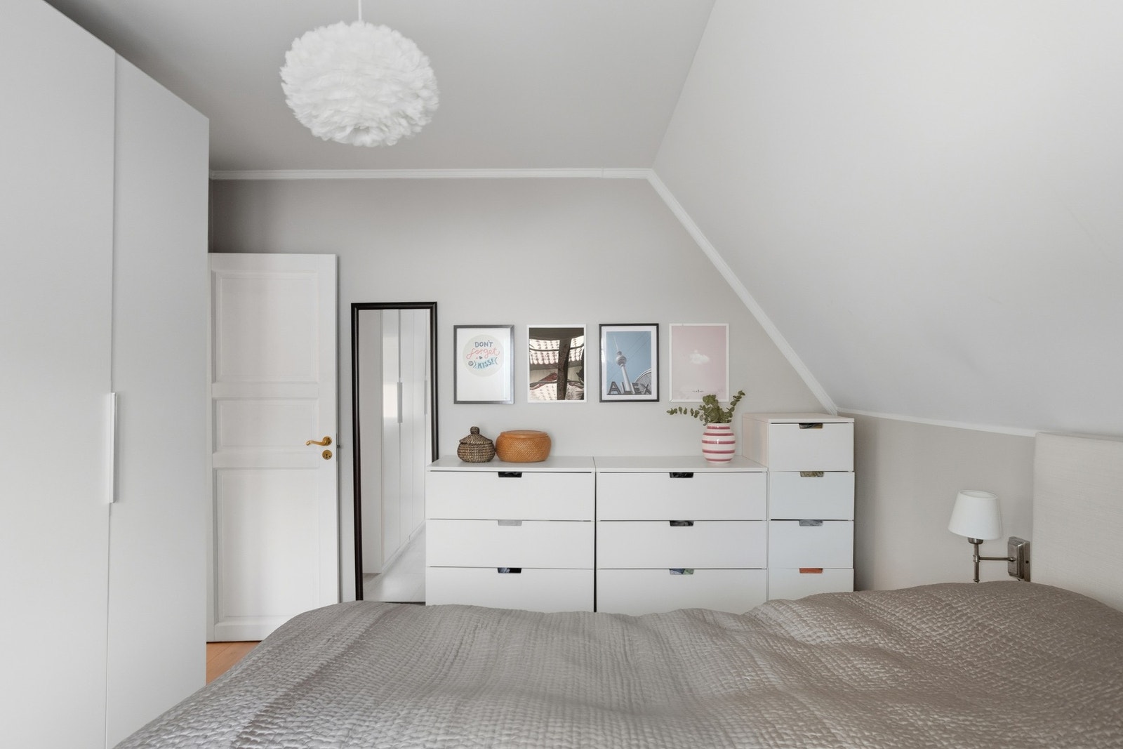 Godt med garderobeskap og ekstra plass til oppbevaring. Galleribilde