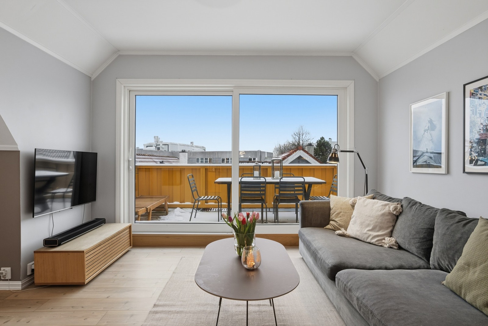 Store vindusflater i stuen slipper godt med naturlig lys inn. Galleribilde