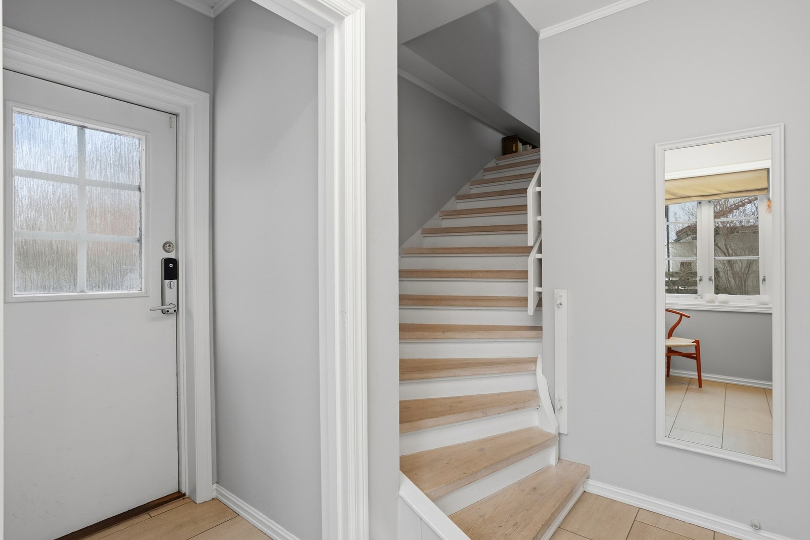 Entré/gang fra bakkeplan med trapp opp til 2. etasje. Galleribilde