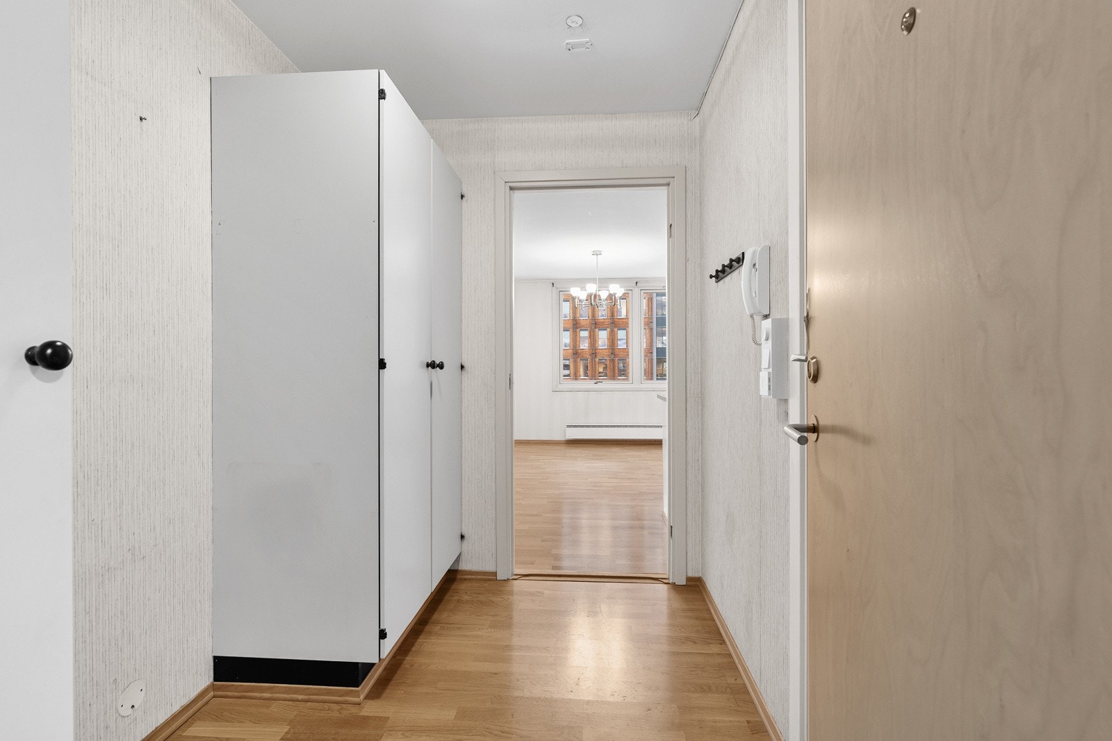 Entré med garderobeskap. Galleribilde