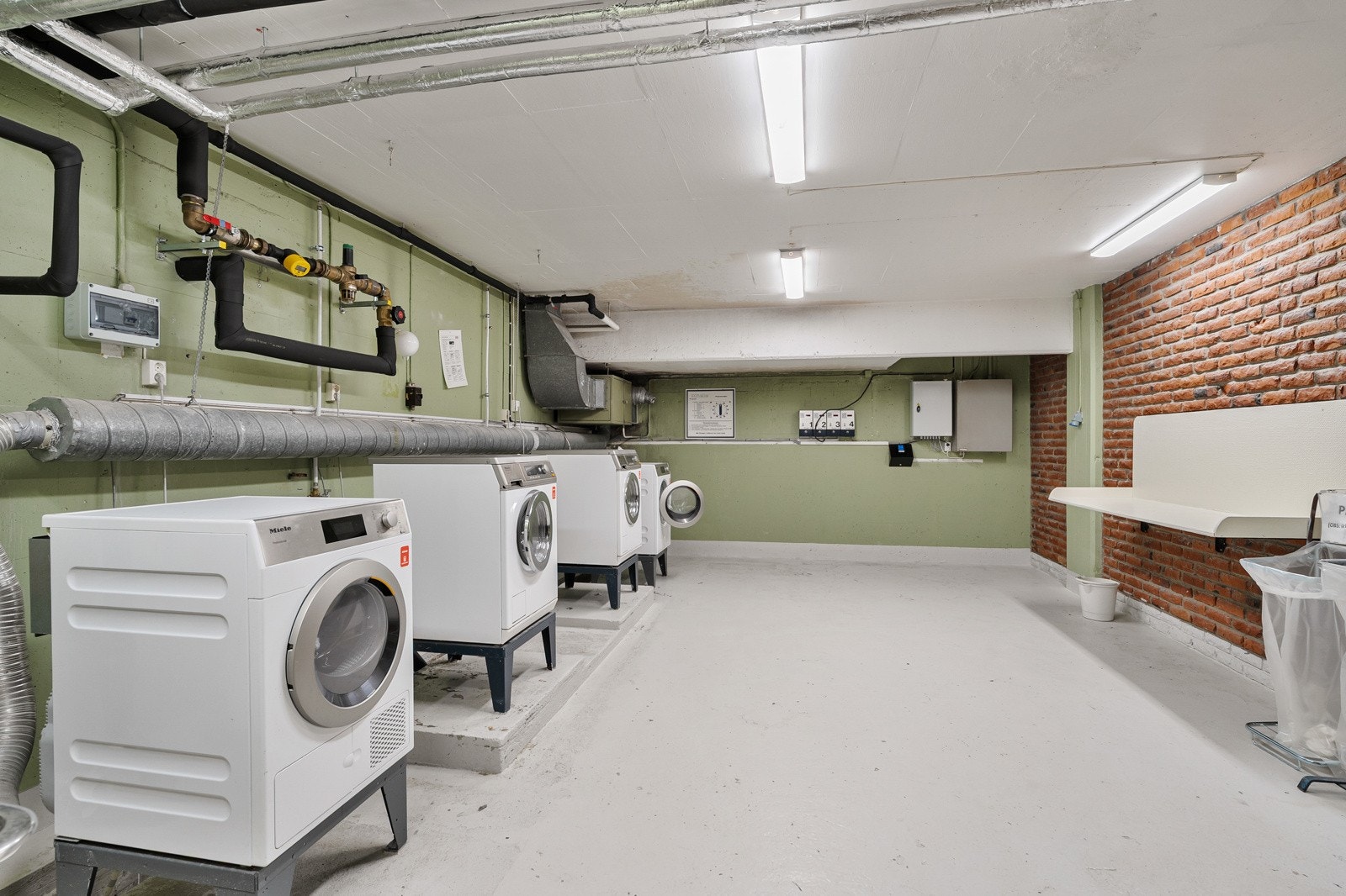 Felles vaskeri i kjelleren. Galleribilde