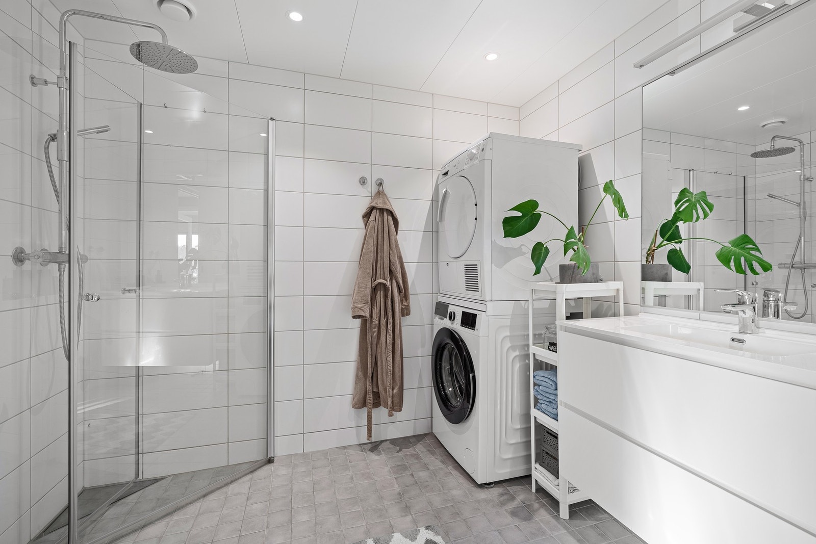 Lekkert flislagt bad, dusjsone med innfelbare vegger, opplegg for vaskemaskin Galleribilde