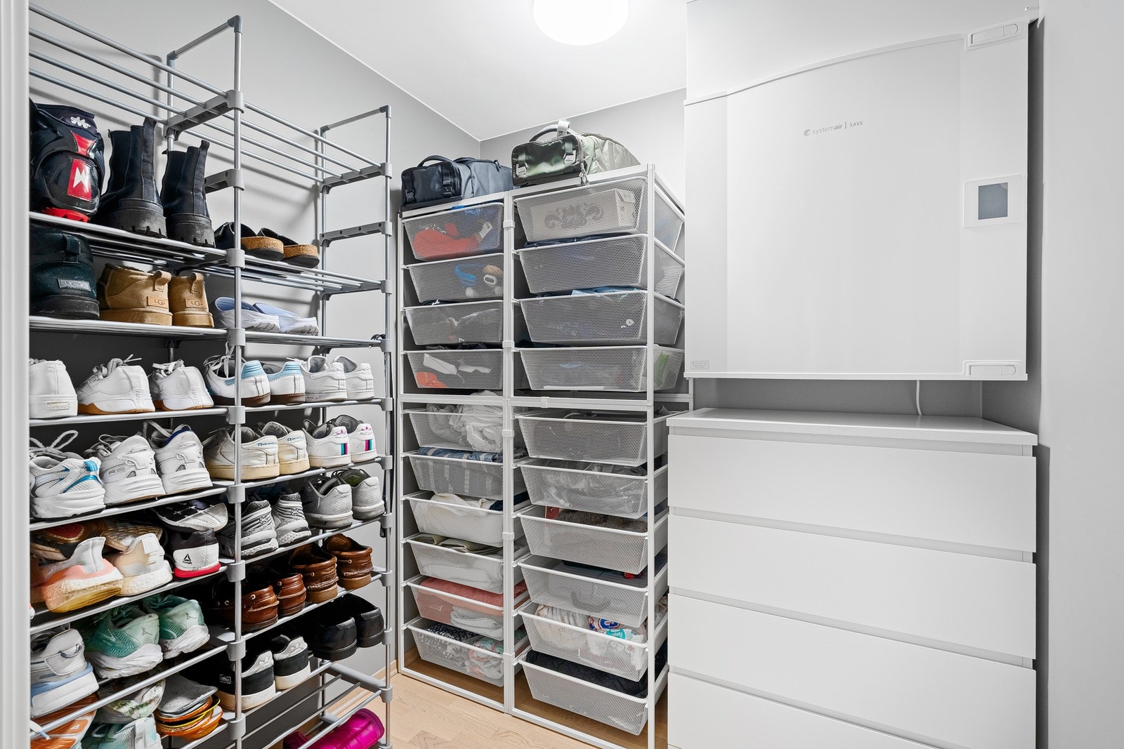 Innvendig bod/teknisk rom for oppbevaring Galleribilde