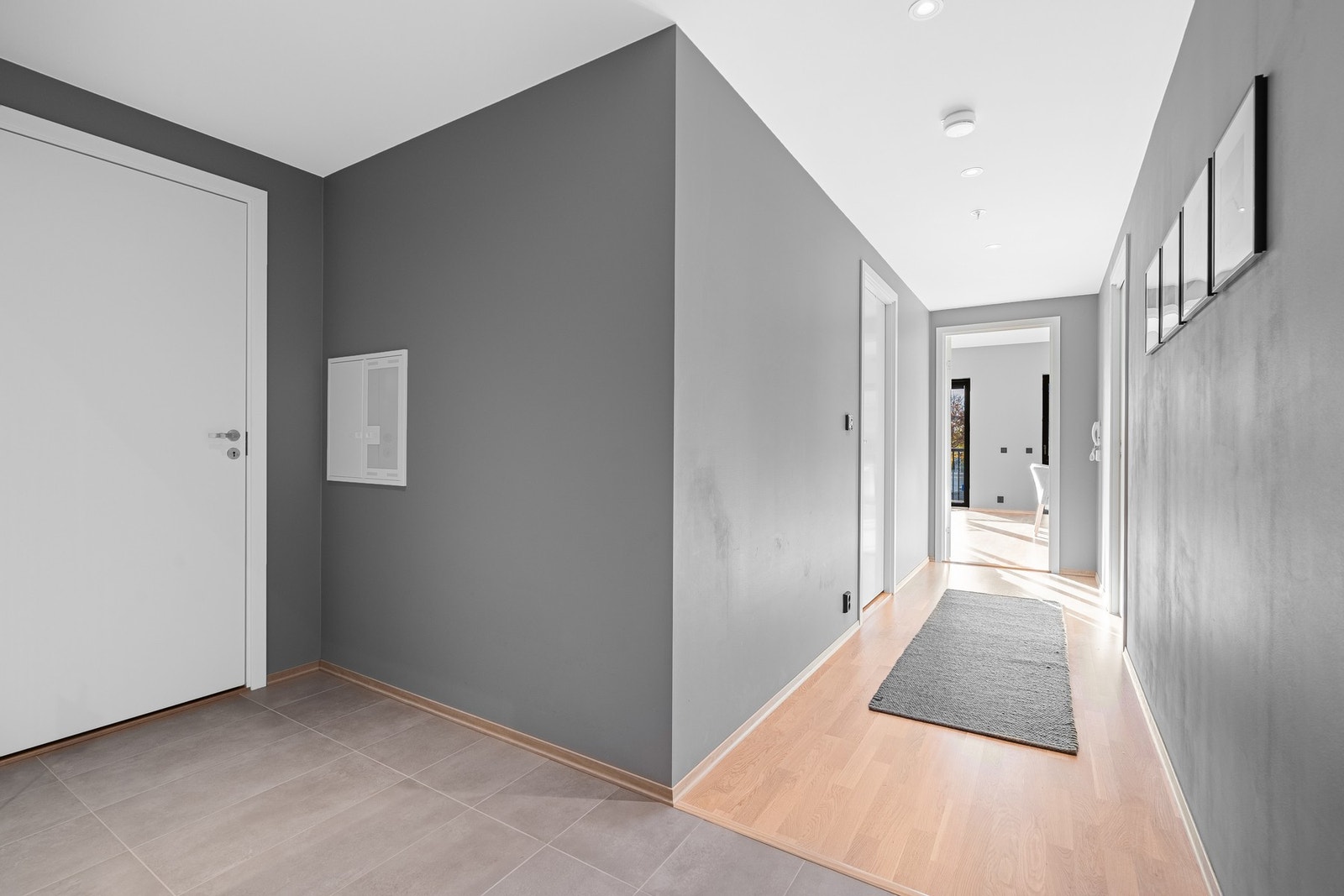 Lys og romslig gang som enkelt binder leiligheten sammen Galleribilde