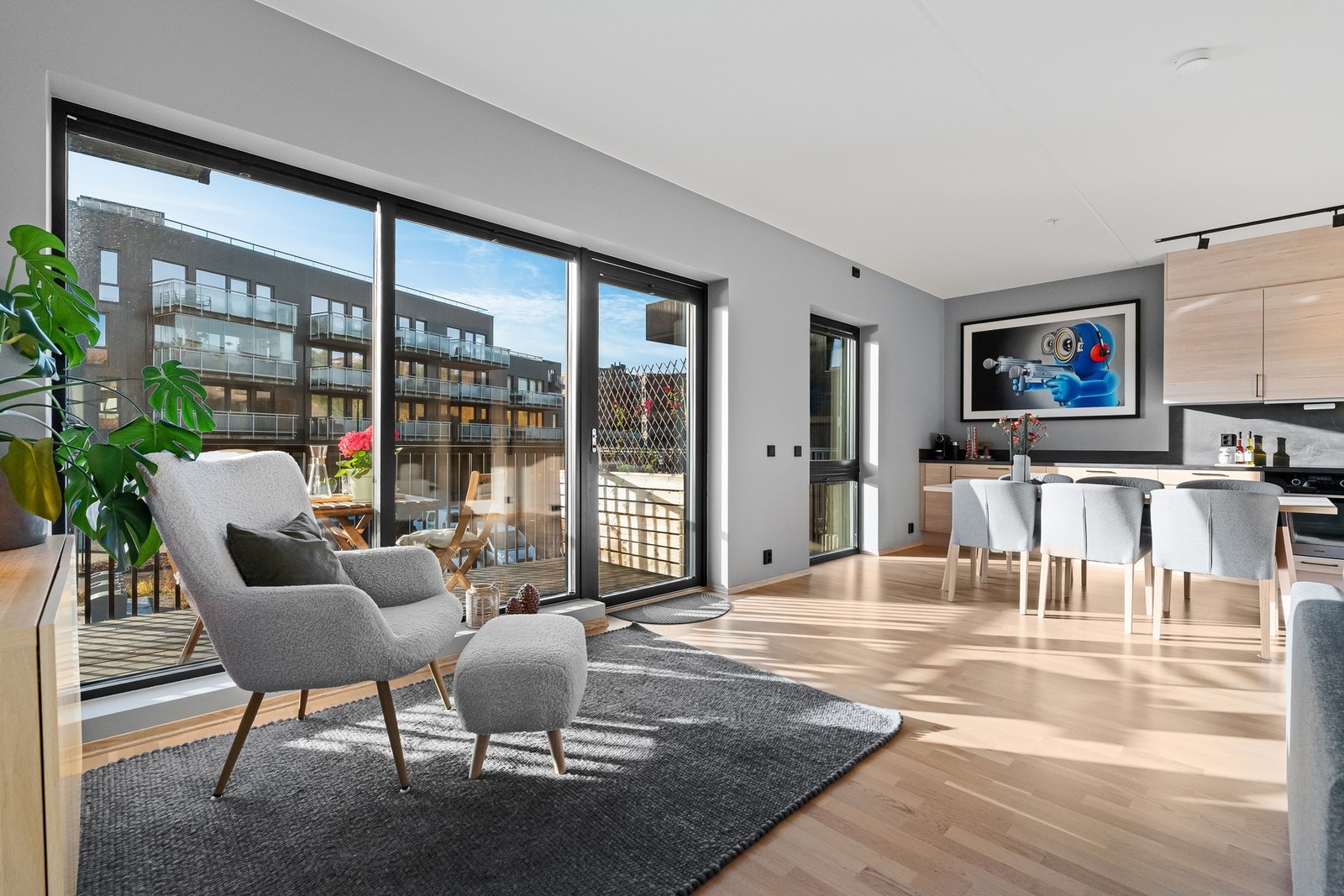 Står åpen stue med store vindusflater og direkte utgang til balkong Galleribilde