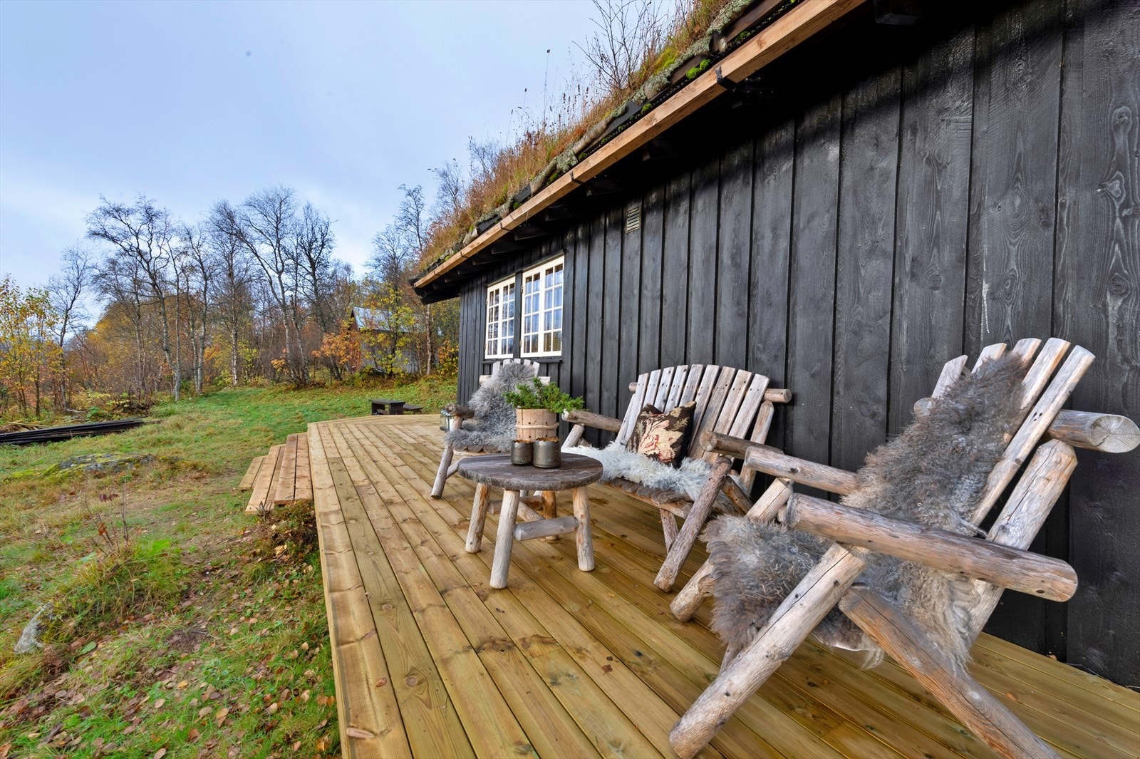 Nyanlagt terrasse langs to sider av hytta Galleribilde