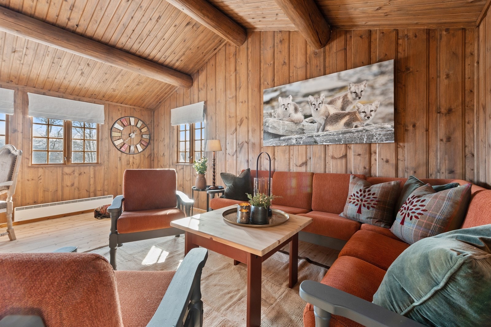 Mønt himling med åpne tømmeråser gir god romfølelse Galleribilde