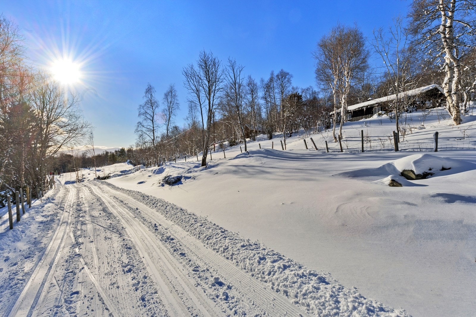 Skiløypa (Pilegrimsleden) går 30 meter fra hytteveggen Galleribilde